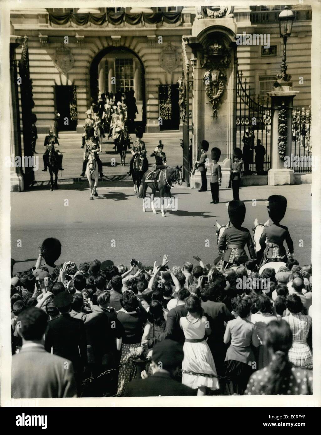 Juin 06, 1959 - La parade la cérémonie des couleurs. Sa Majesté la Reine a pris le salut dans la Horse Guards Parade Parade à la cérémonie des couleurs, organisée à l'occasion de son anniversaire officiel. Photo montre :- la scène comme Sa Majesté la Reine, vu saluer, à gauche le palais de Buckingham sur son chemin à la cérémonie. Banque D'Images