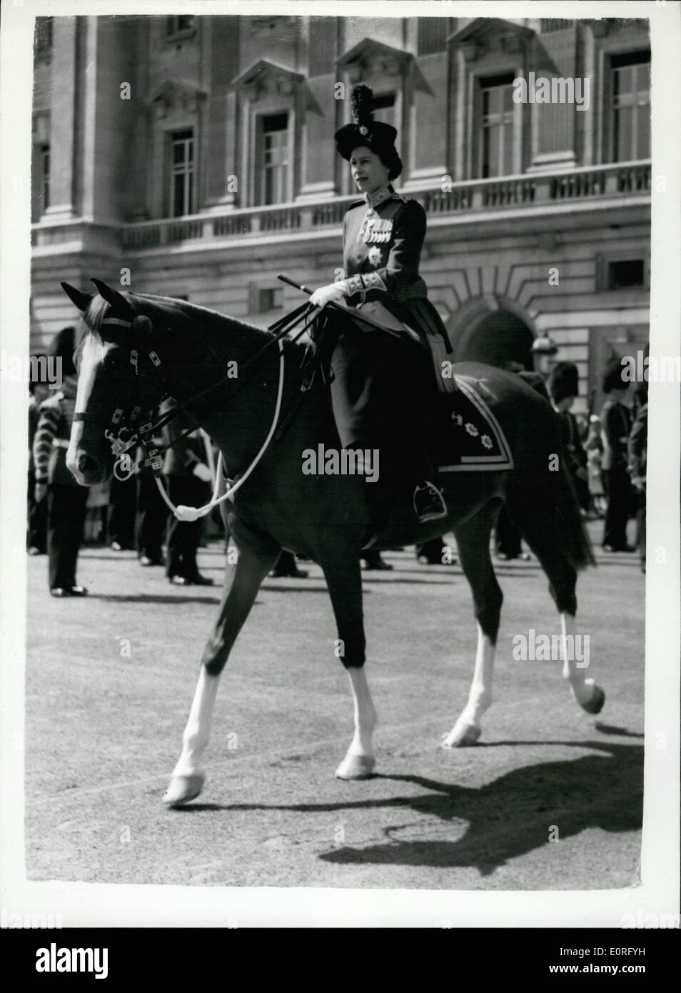 Juin 06, 1959 - La parade du cérémonie Couleur : H. M. la Reine a pris le salut sur Horse Guards Parade, au lieu d'aujourd'hui pour marquer son anniversaire officiel. Photo montre H. M. la Reine vu quitter le palais de Buckingham aujourd hui pour la cérémonie. Banque D'Images