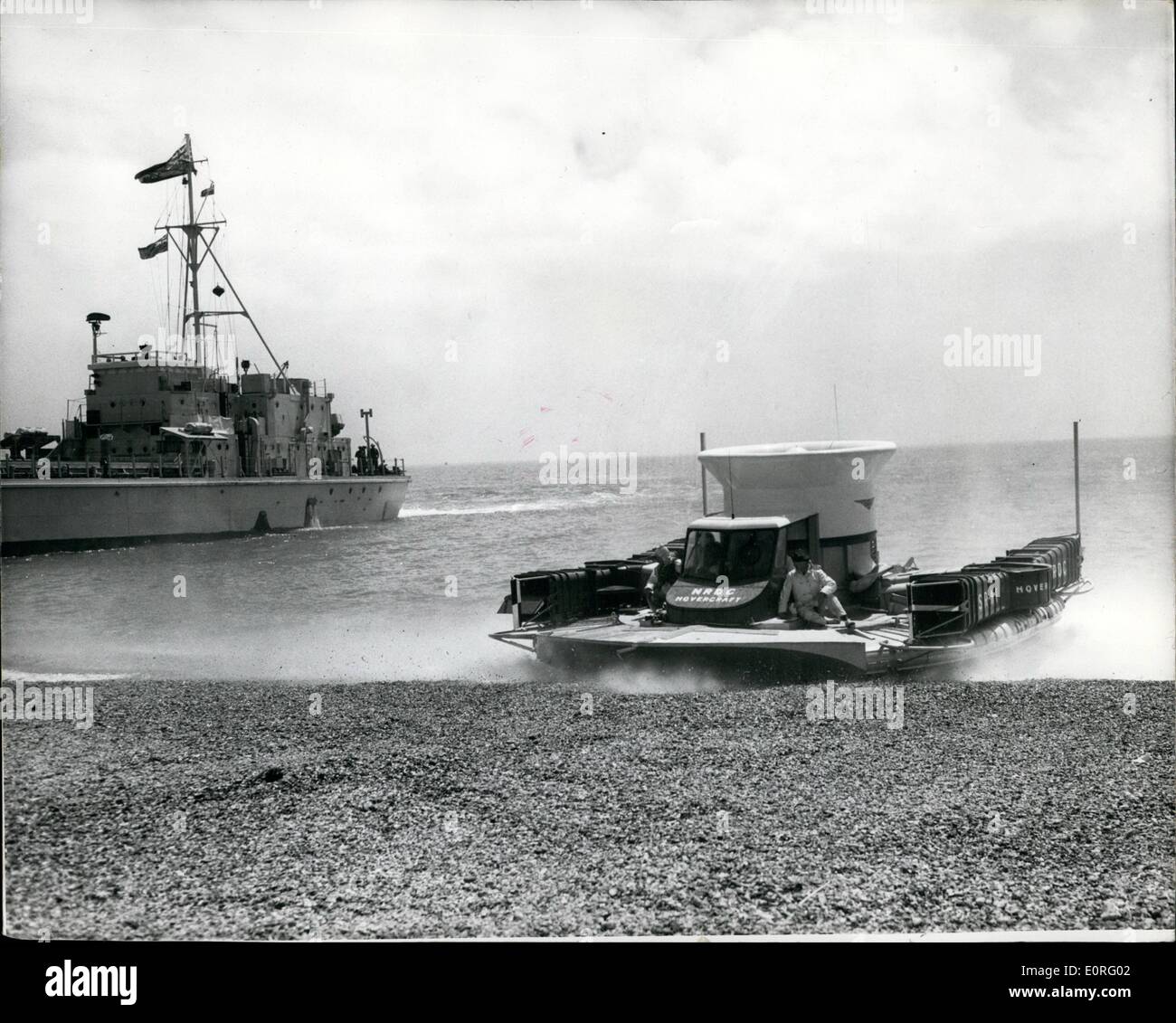 Juin 06, 1959 - La ''Flying Saucer'' participe au débarquement par voie maritime et aérienne... L'aéroglisseur à jour Roe Saunders a pris part à la démonstration des services de trois ''Runaground X'' à Eastney, Portsmouth - La démonstration est conçu pour afficher certains élèves du Collège de la problème des opérations amphibies... L'aéroglisseur a volé de Cowes, I.O.W. pour la démonstration. Photo : Keystone montre avec des engins de débarquement à l'arrière-plan - l'aéroglisseur se prépare à atterrir sur la plage à Eastney, aujourd'hui. Banque D'Images