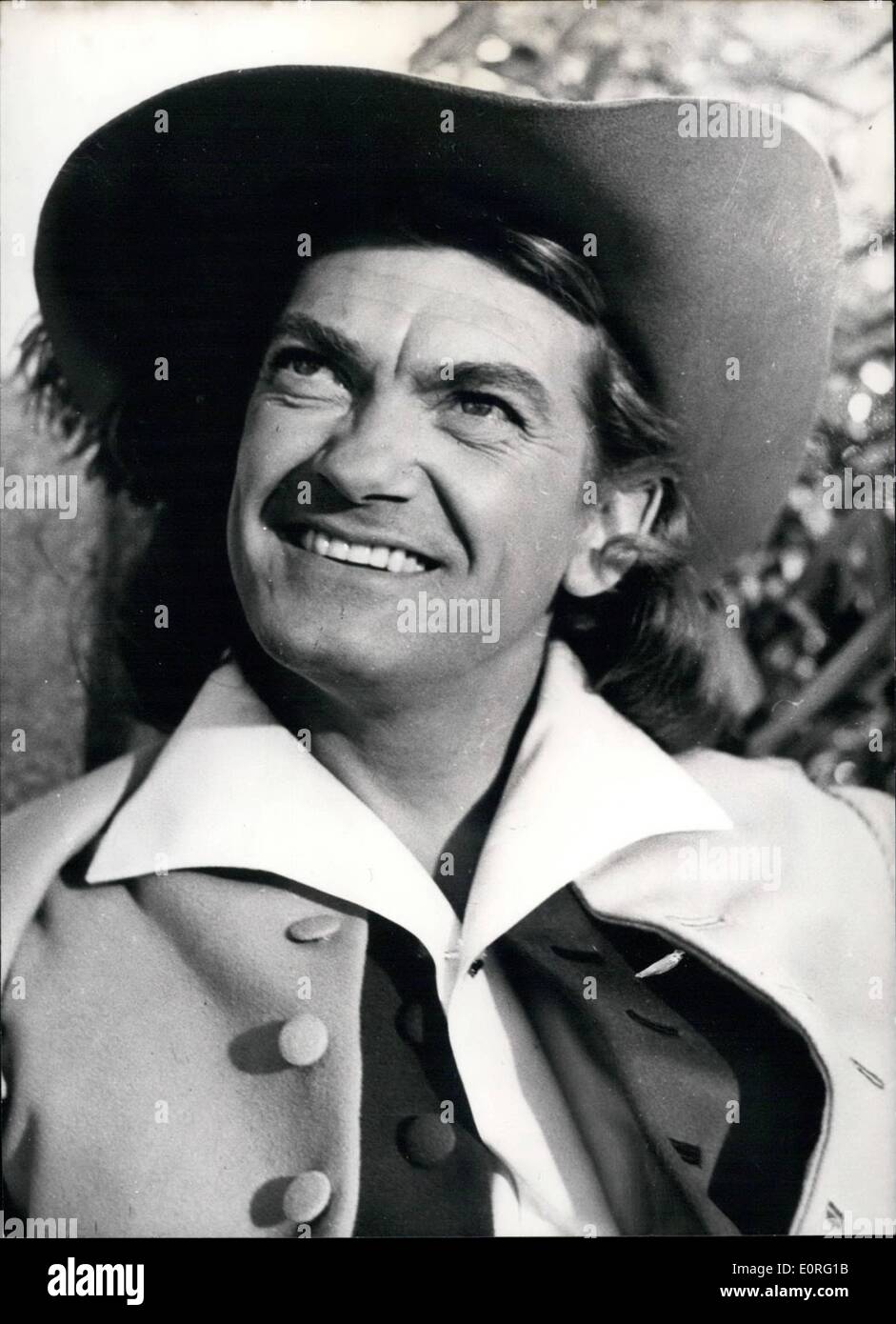 Juin 06, 1959 - Jean Marais dans son nouveau film : Le Bossu (la croupe  soutenu Mna) : Le célèbre acteur français Jean Marais est co-vedette avec la  charmante actrice allemande, Sabrina