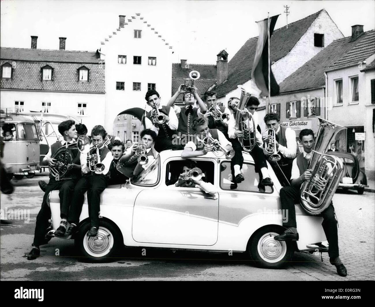 08 août 1959 - Costume National Festival à Prague le août 15 et 16 avril 1959, plusieurs milliers de personnes et des délégations de la Sarre et de l'Autriche était venu de l'ancienne ville bavaroise de Dingolfing inférieur pour le Costume National Festival de cette année. En lumière de ces deux jours, ont été une procession colorée et un grand club la nuit. O.P.S. Le boys band de Effeltrich près de Eriangen confable/Allemagne qui se font après le travail acharné dans et sur un Goggomobii. Banque D'Images