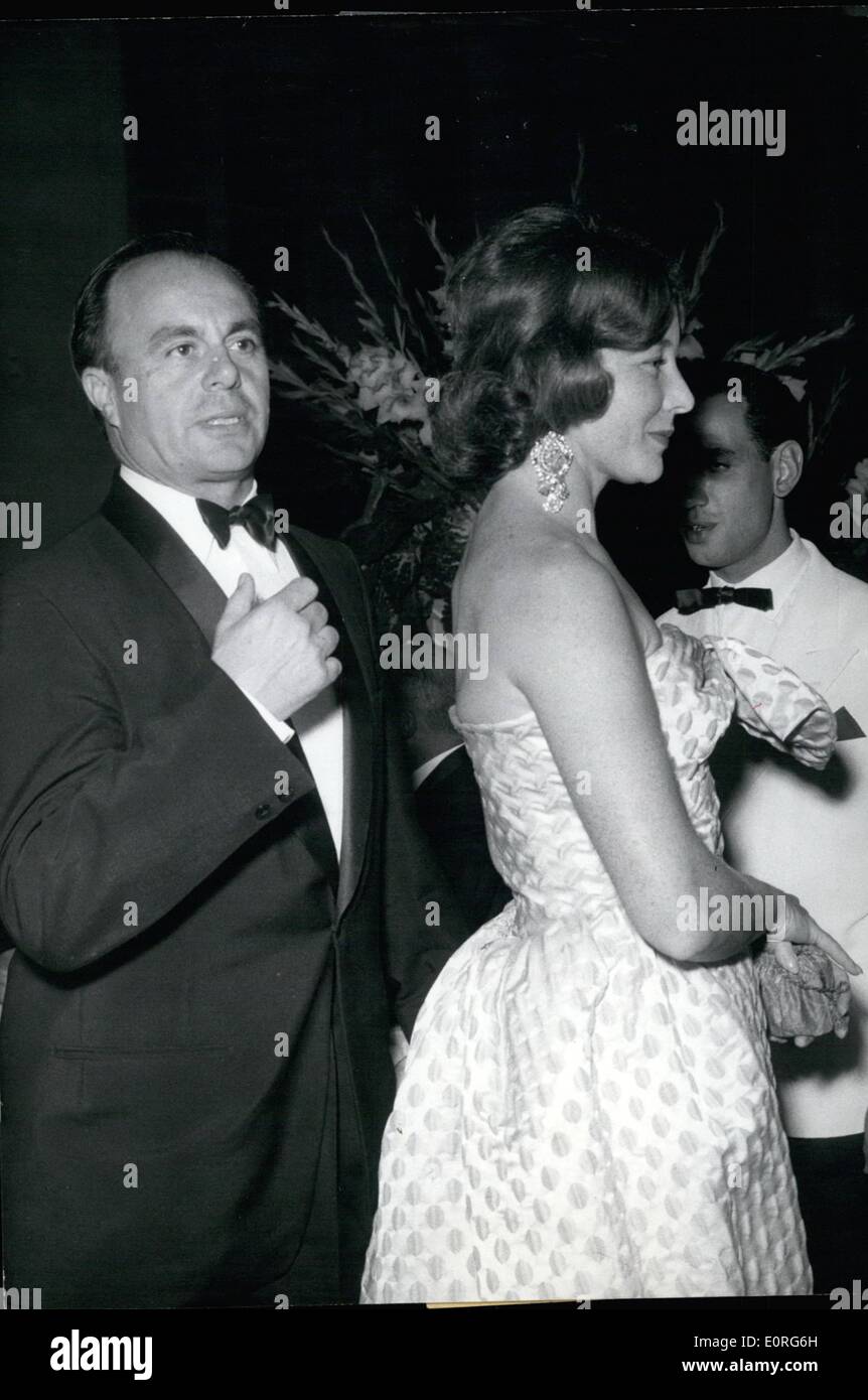 08 août 1959 - partout où il va : Photo montre Aly Khan photographié avec Bettina pendant la course gala tenu à Deauville hier soir. Bettina est la fille avec qui Aly a été surtout vu depuis qu'il a divorcé de Rita Hayworth. Banque D'Images