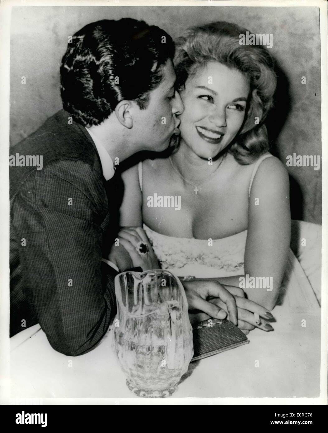 Juin 13, 1959 - Un baiser pour Linda : Depuis sa récente arrivée à Rome, l'actrice Linda Christian, l'ex Mme Tyrone Power, a souvent été vu en compagnie du roi du café, le fils de Miguel Miranda. Photo montre Linda Christian reçoit un baiser sur le chèque de Miguel Miranda, lors d'une nuit à Rome une place. Banque D'Images