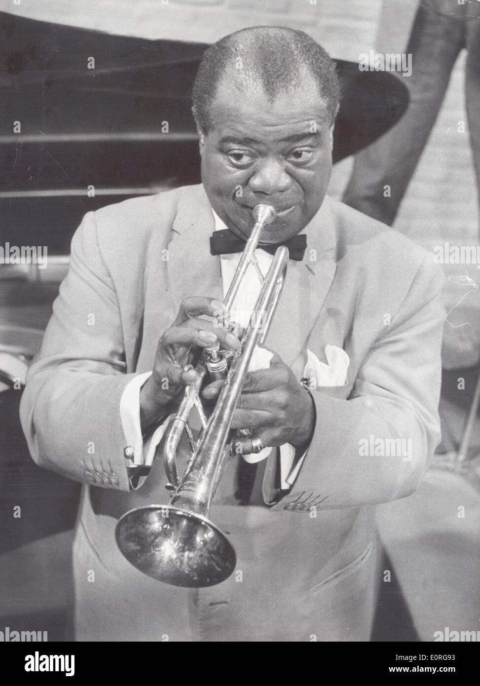 Louis Armstrong jouant de la trompette. Banque D'Images