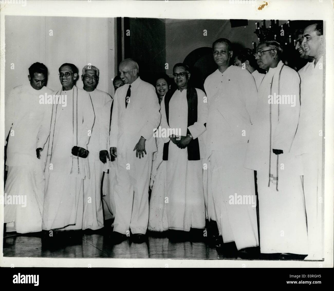 08 août 1959 - Le Premier ministre du nouveau gouvernement anticommuniste Bandaranaike Sworn-In à Colombo. : Premier Ministre Soleman Dias Bandaranaike's new anti-communiste et anti-capitaliste de l'armoire de droite formé après la récente défection du groupe marxiste de la United/Gouvernement de coalition a prêté serment- en à la Queen's House, Colombo récemment. Avec l'effondrement de la Coalition du premier ministre que le Sri Lanka Freedom Party et quelques membres indépendants restent dans le gouvernement. La photo montre le nouveau Cabinet avec le gouverneur général à la Queen's House, Colombo Banque D'Images