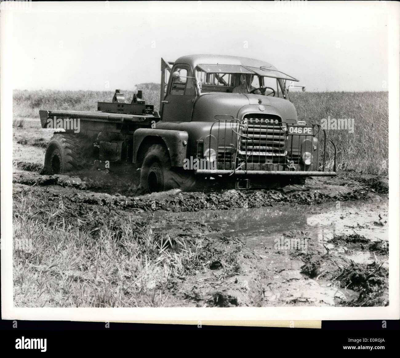 08 août, 1959 - Camion va où d'autres craignent de marcher : un chariot standard adapté à la conception de société d'huile d'ingénieurs n'a soutenu être capable de transporter du matériel lourd là où auparavant seulement s'hélicoptères. Équipé de pneus à portance élevée, géant, appelé Terratires, sa performance est dit à inclure la réalisation d'une charge de 4 000 lb sur un terrain marécageux. Six des véhicules ont été adaptés pour la région de Llanos en Colombie. Photo montre le ''light'' à pieds chariot démontré sur Romney Marsh, en Angleterre. Fabricants : Tous les roues motrices,. Ltd., Camberley, Surrey, Angleterre Banque D'Images