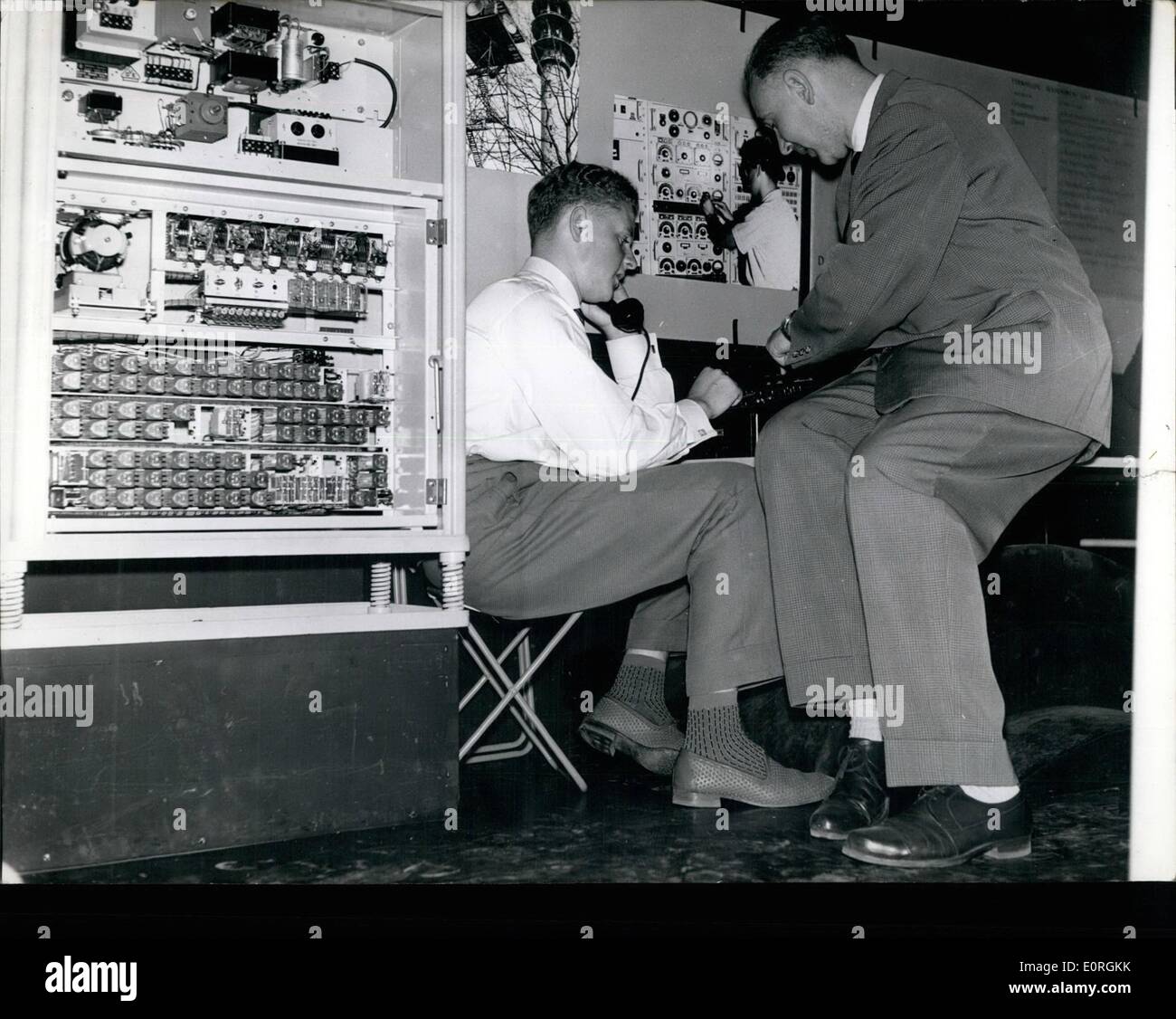Juillet 07, 1959 - La première école allemande de l'après--bus pris en service. ; le poste de Düsseldorf, hier (17 juillet) sur une conférence de presse a présenté le premier post-scolaire-bus de West-Germany. Le bus est équipé d'un téléphone-plante et modernes d'exploitation du film-caméras. Le bus est d'aider à montrer aux enfants, en particulier ceux sur le pays, de travailler dans un bureau de poste et de la poste en général. Films sur les œuvres peuvent être affichées dans le bus lui-même. La photo montre une vue de l'autobus, sur la gauche l'a ouvert. L'agent appartenant à l'autobus, c'est expliquer le travail à l'échange. Banque D'Images