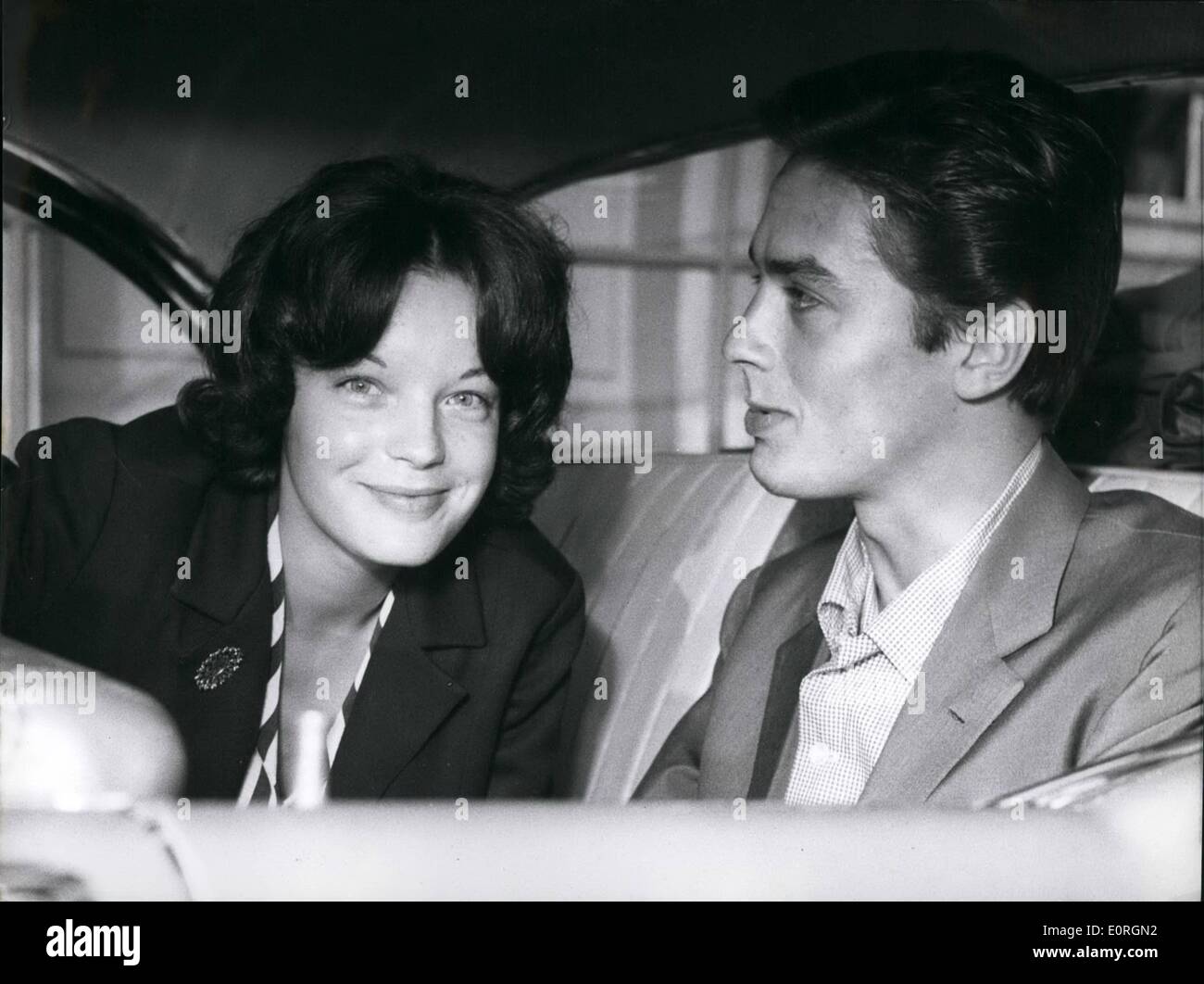 Juillet 07, 1959 - film actrice Romy Schneider (Romy Schneider) le 13 juillet, extrait son fiancé, l'acteur français Alain Delon (Alain Delon) à partir de l'air-port de Munich Riem. Deux baisers tendres sur la joue, puis obtenu dans une Romy Alain black Buick et ''l'emmena'' à Berchtesgaden Notre photo montre Romy Schneider et Alain Delon en face de l'air-port de Munich-Riem. Banque D'Images