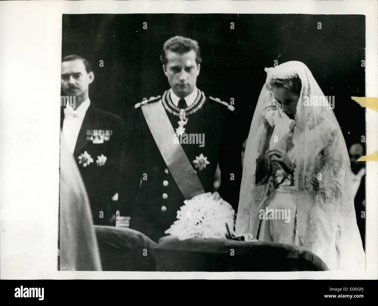 Juillet 07, 1959 - Prince Albert épouse la Princesse Paola : Prince Albert de Liège, héritier présomptif de la trône belge, était marié à Bruxelles aujourd'hui pour princesse italienne Paola Ruffo di Calabria. Une cérémonie civile à l'Empire Room du palais royal précédé d'une cérémonie religieuse dans l'église de Saint Michel et Banque D'Images