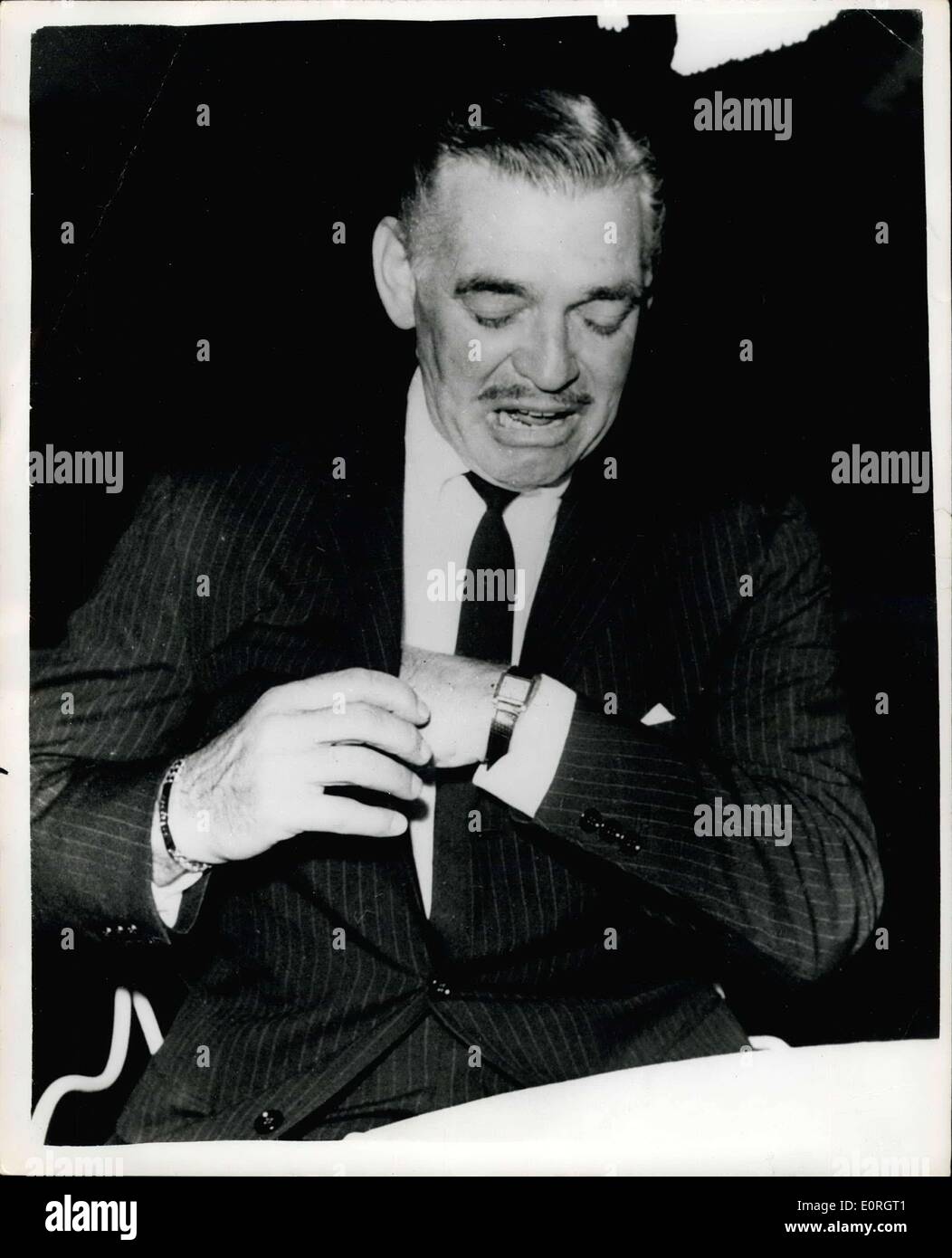 14 août 1959 - Clark Gable en Italie : Clark Gable, qui est en Italie pour faire le film '' La baie de Naples'', avec Sophia Loren, photographié au cours d'une conférence de presse à la petite ville de Grottaferata. C'est Clark's 84e film durant sa longue carrière. Banque D'Images