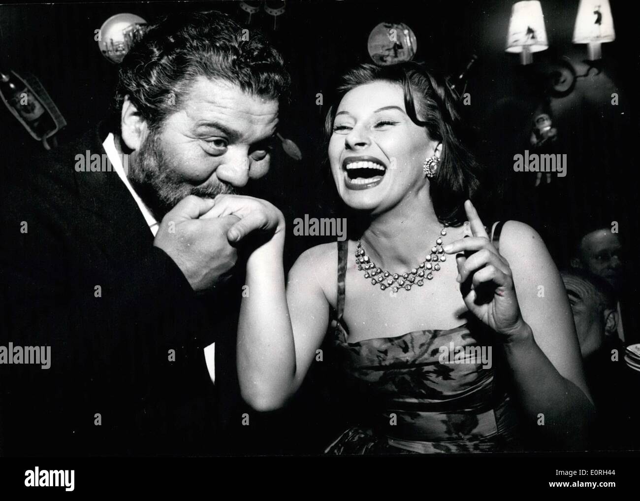 Juillet 07, 1959 - actrice vedette dans ''Marie Des Isles'' célèbre l'anniversaire : Magali Noel, le célèbre écran actrice qui est maintenant en vedette dans ''Marie Des Isles'' a fêté son anniversaire hier. Photo montre qu'elle est vue ici le rire est l'acteur italien Folco Lulli transmet ses meilleurs souhaits d'anniversaire dans un plus gallant manager. Banque D'Images