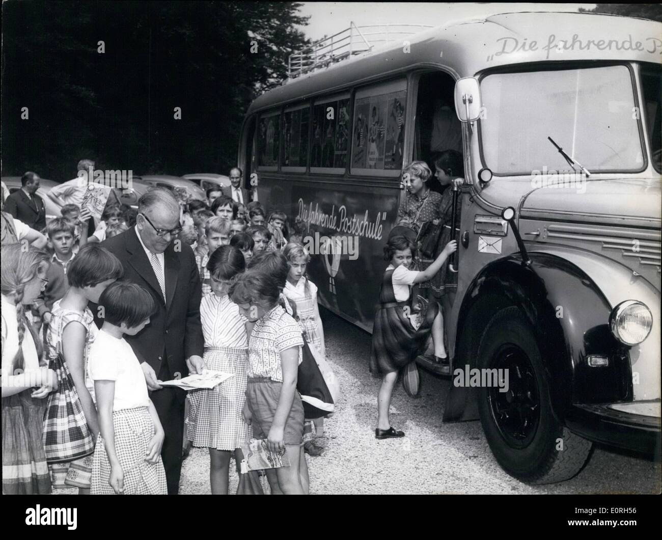 Juillet 07, 1959 - La première école allemande de l'après mise en service de bus. Le Poster à Dusseldorf, hier 17 juillet sur une presse co Banque D'Images