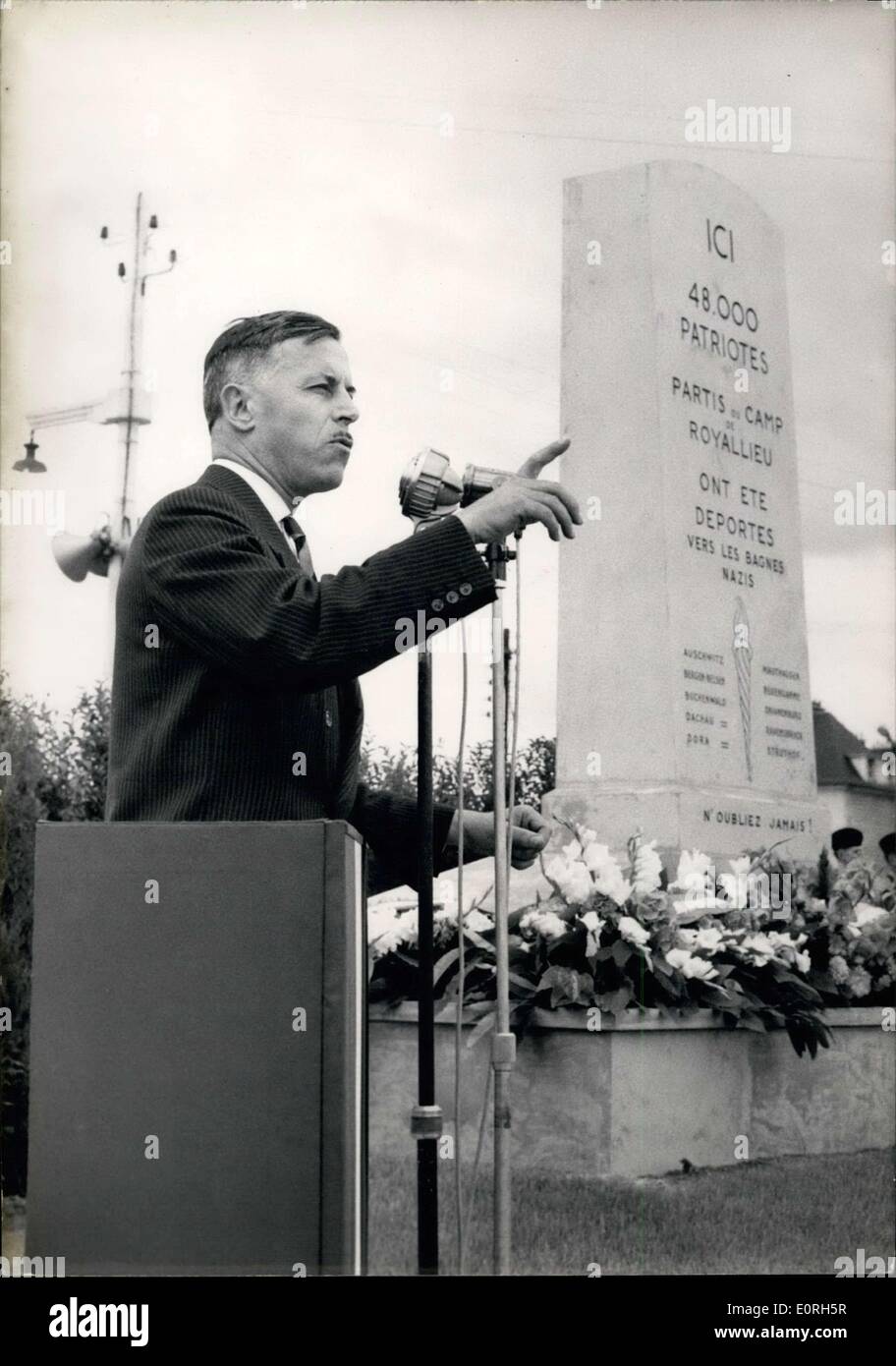 Juillet 12, 1959 - Triboulet est vue ici annonçant le début de la cérémonie pour l'inauguration du monument à la mémoire des 48 000 déportés. Banque D'Images