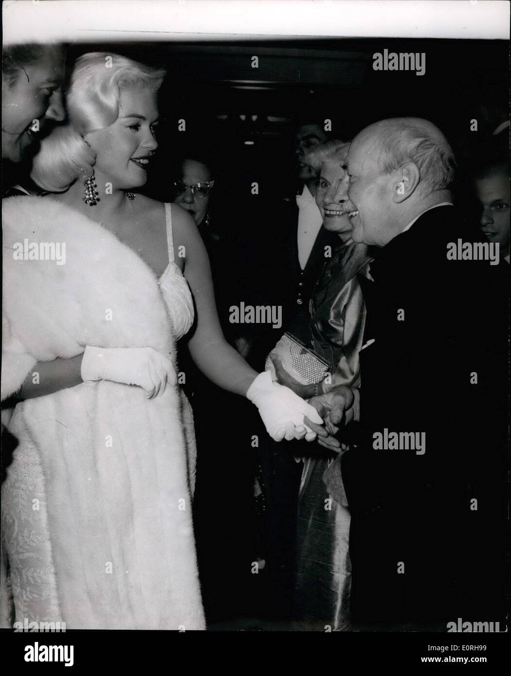 Septembre 09, 1959 - Stars assister à la première du film ''The Devil's Disciple'' à Leicester Square Theatre. La photo montre la célèbre star hollywoodienne Jayne Mansfield, répond à Earl et Lady Attlee, dans le hall de l'Leicester Square Theatre hier soir. Banque D'Images