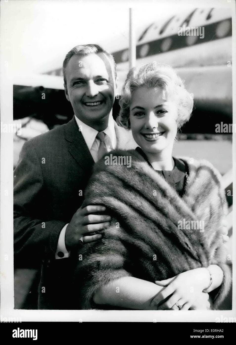 09 septembre 1959 - HOLLYWOOD ET BROADWAY CHANT POPULAIRE STARS arrivent ici pour l'émission de télévision. La populaire Hollywood et Broadway singing stars, SHIRLEY JONES ET JACK CASSIDY est arrivé à l'aéroport de Londres ce matin. Ils sont ici pour star dans A.T.V, ''Samedi'' spectaculaire le 22 août, la télévision et d'autres engagements. Ils étaient ici en avril dernier et mai lorsqu'ils ont joué dans top V.T.T. de spectacles de variétés. PHOTO MONTRE : SHIRLEY JONES ET JACK CASSIDY représenté sur tneir arrivée à l'aéroport de Londres ce matin. Banque D'Images