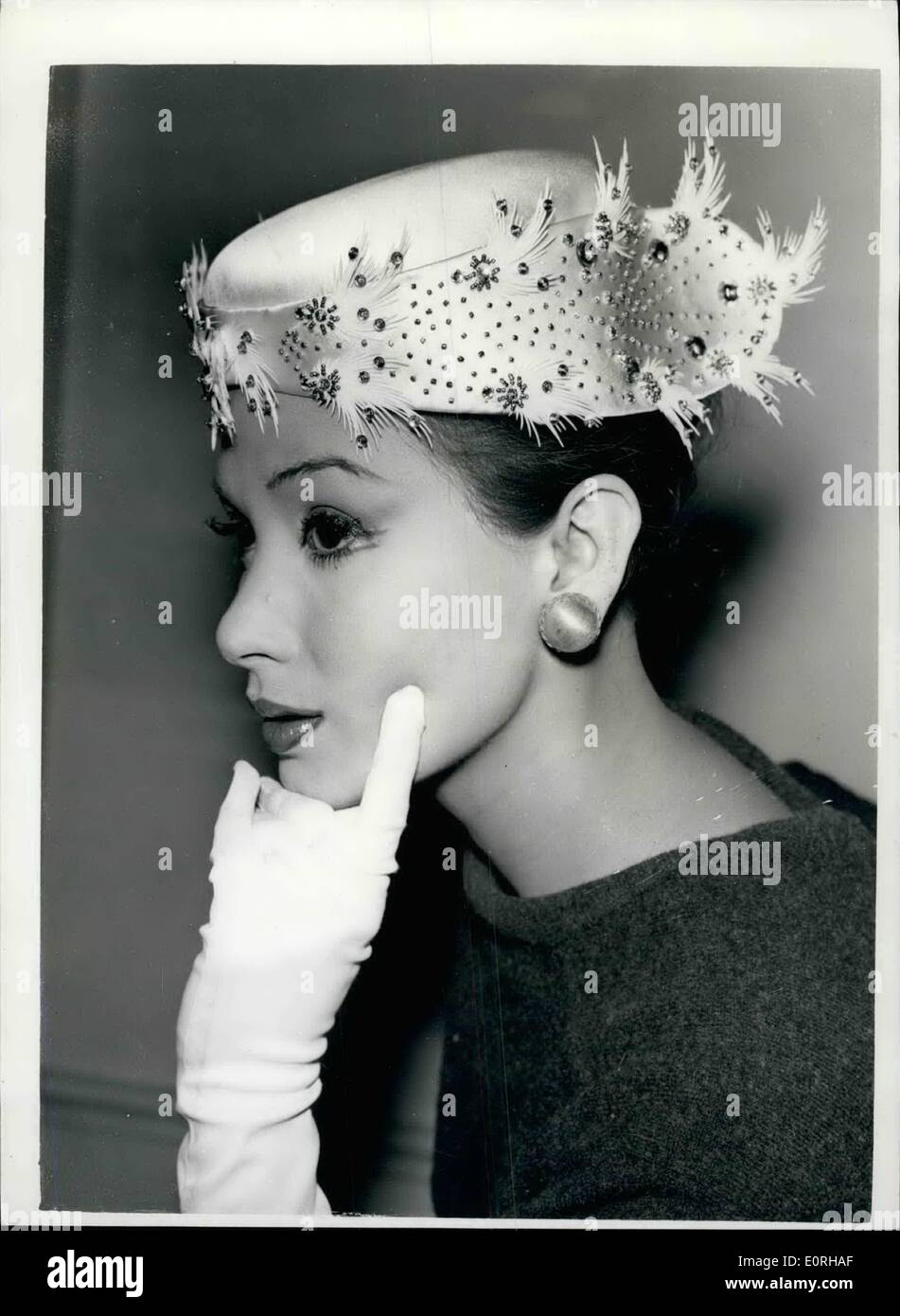 Septembre 09, 1959 - Nouveau Hat Styles sur Show à Londres. ''Sshooting star''. La Guilde à la chapellerie 29e collection de chapeaux de modèle - Banque D'Images