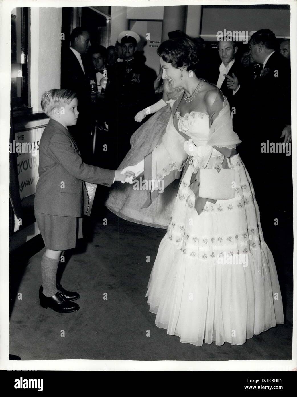 Juillet 22, 1959 - La princesse Margaret rencontre Boy Star assiste à la première du film. Photo : Keystone montre Princess Margaret , remis de sa récente indisposition, serre la main avec Ian MacLaine le garçon star du film ''le garçon et le pont'', lorsqu'elle est arrivée à l'Curzon Cinema hier soir pour la première du film. Banque D'Images