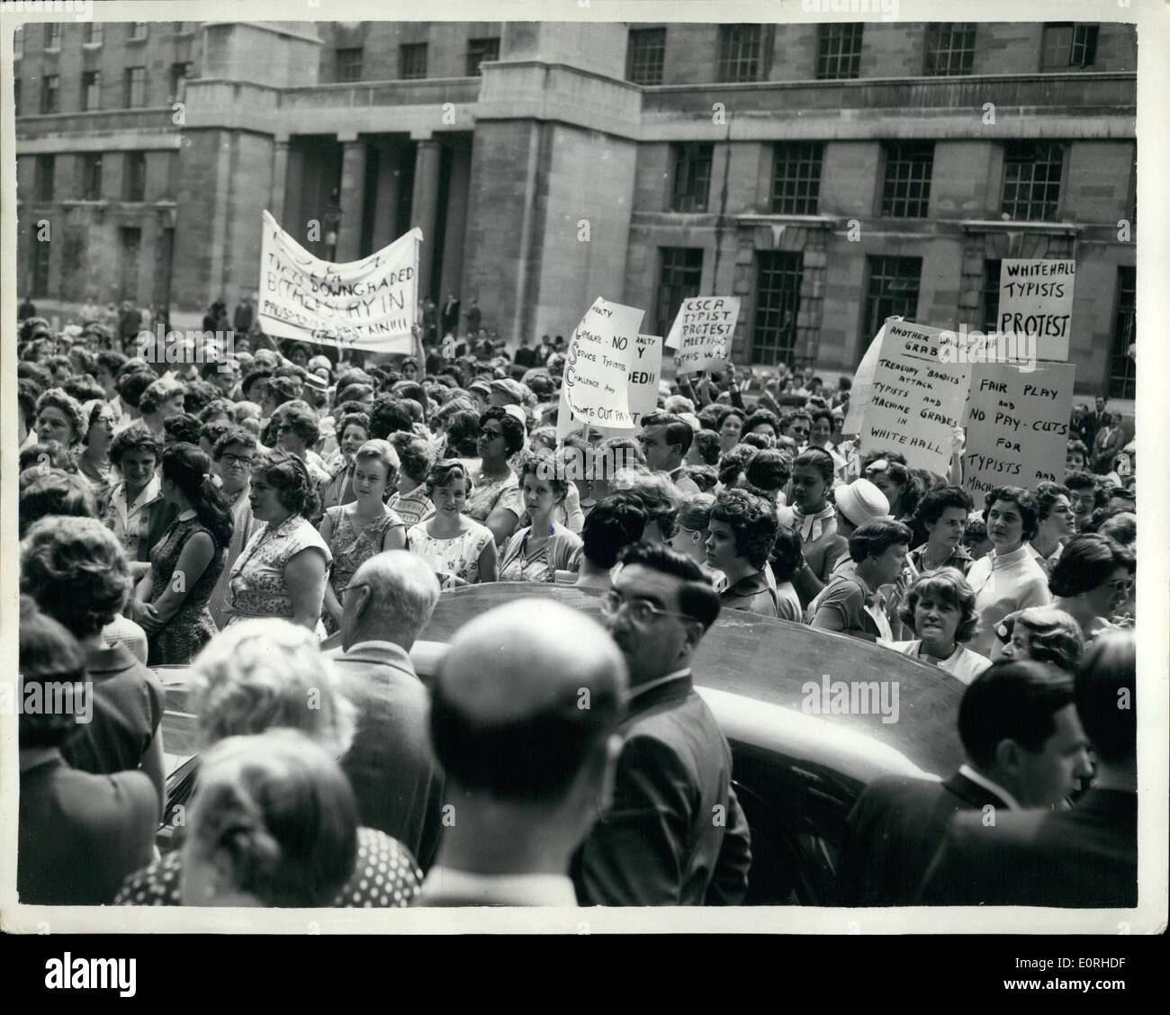 06 août, 1959 - 6-8-59 dactylos tenir de protestation à Whitehall. Dactylos représentant 30 000 dactylos dans les bureaux du gouvernement qui sont déçus parce que le Conseil du Trésor ont refusé d'améliorer sur une offre salariale ce qui signifie des coupes dans les plus élevés, ce matin, a organisé une marche de protestation à Whitehall. Les dirigeants syndicaux de la fonction publique a décidé après de nouveaux pourparlers avait été rompu de prendre leur cas à l'arbitrage. Photo Keystone montre : vue générale montrant des dactylographes recueillis en Horse Guards Avenue, avant de manifestation d'aujourd'hui mars. Banque D'Images