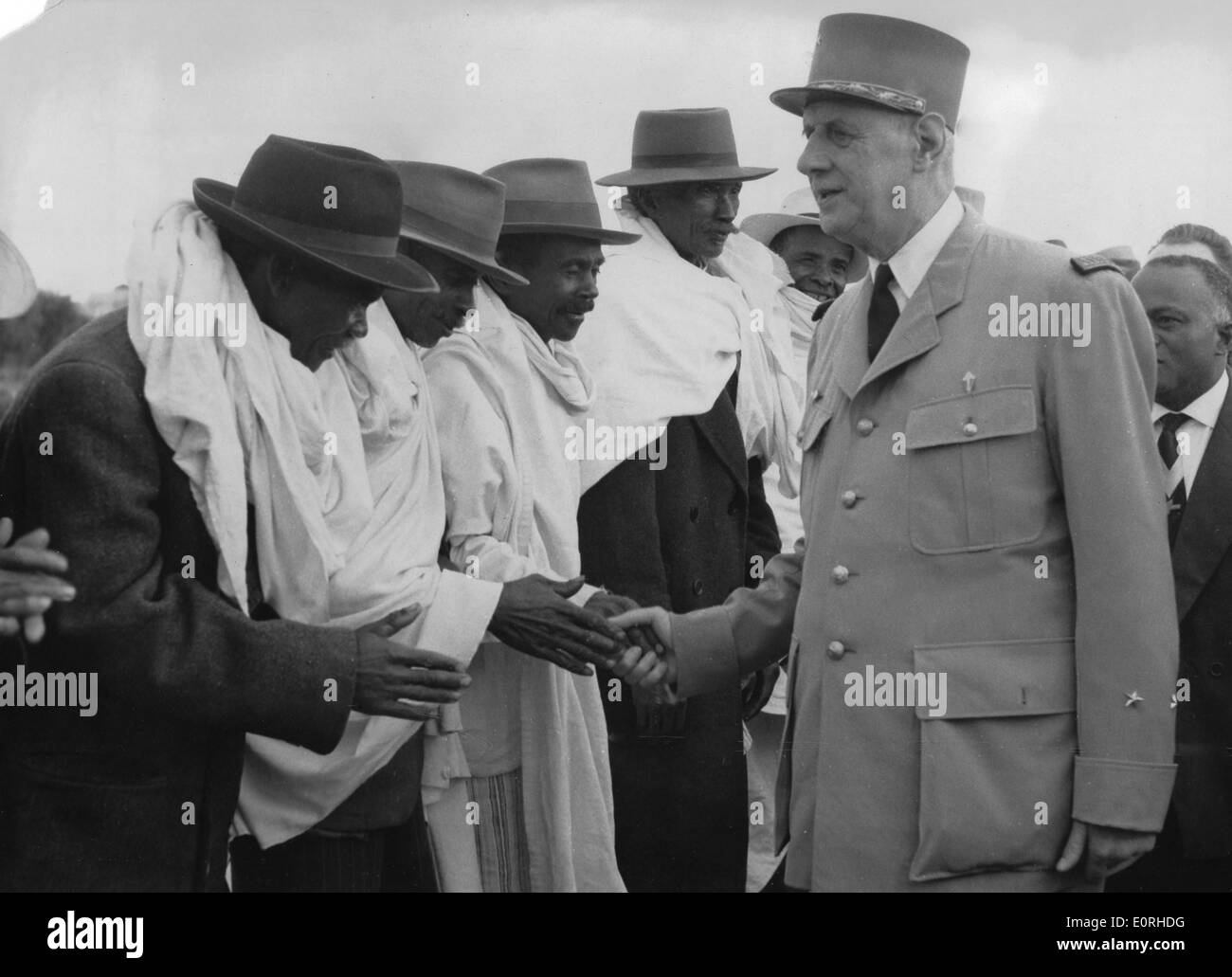 Le président de la France, CHARLES DE GAULLE est accueilli par les nobles du village lors de son arrivée à l'aéroport de Madagascar. Banque D'Images