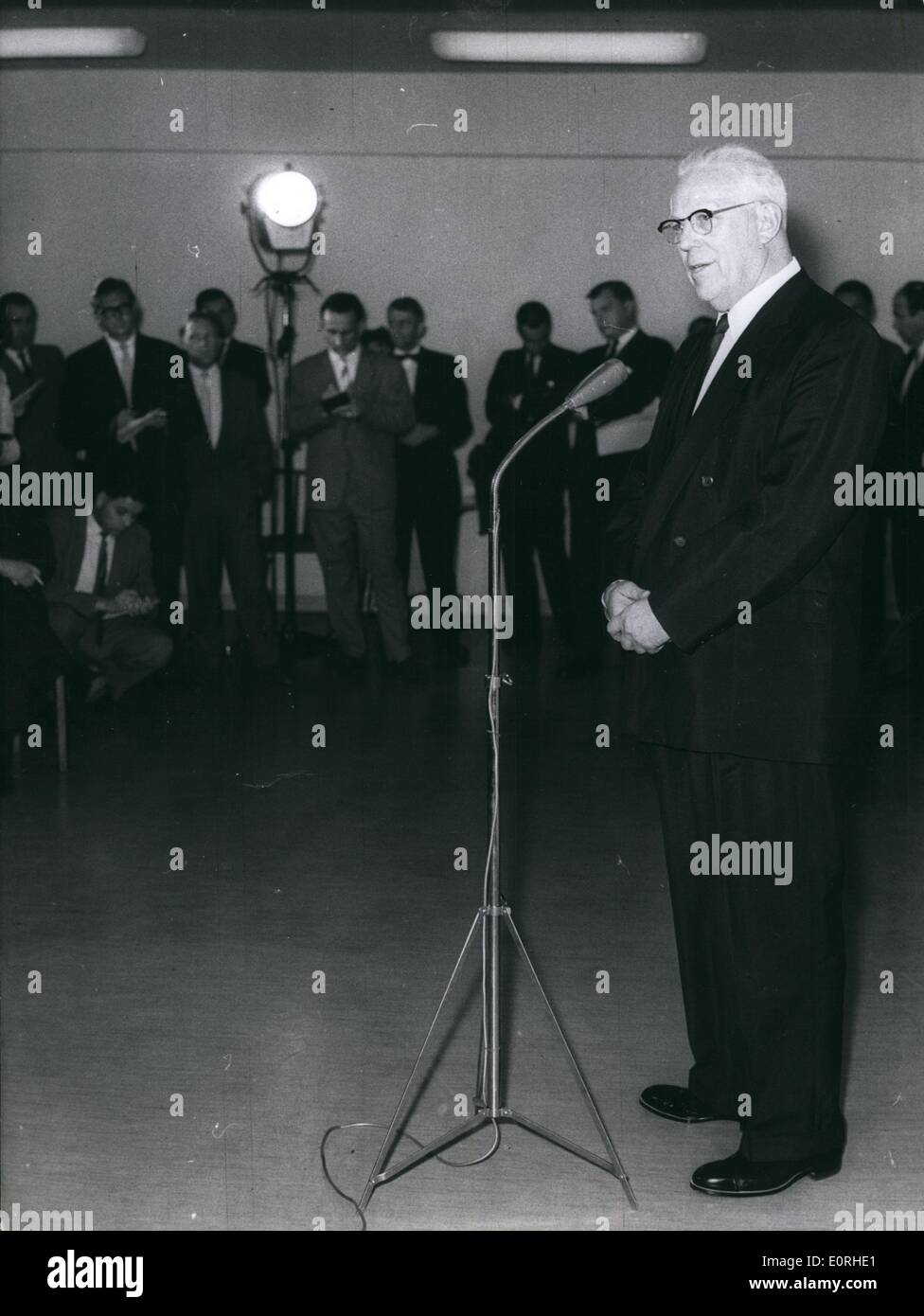 08 août, 1959 - America's ''Troisième Homme'' à Berlin. Dans une conférence de presse tenue à l'Amerikahaus, juge en chef Earl Warren a parlé de son idée de l'Union soviétique. L'Union homosexuelle en Italie Banque D'Images