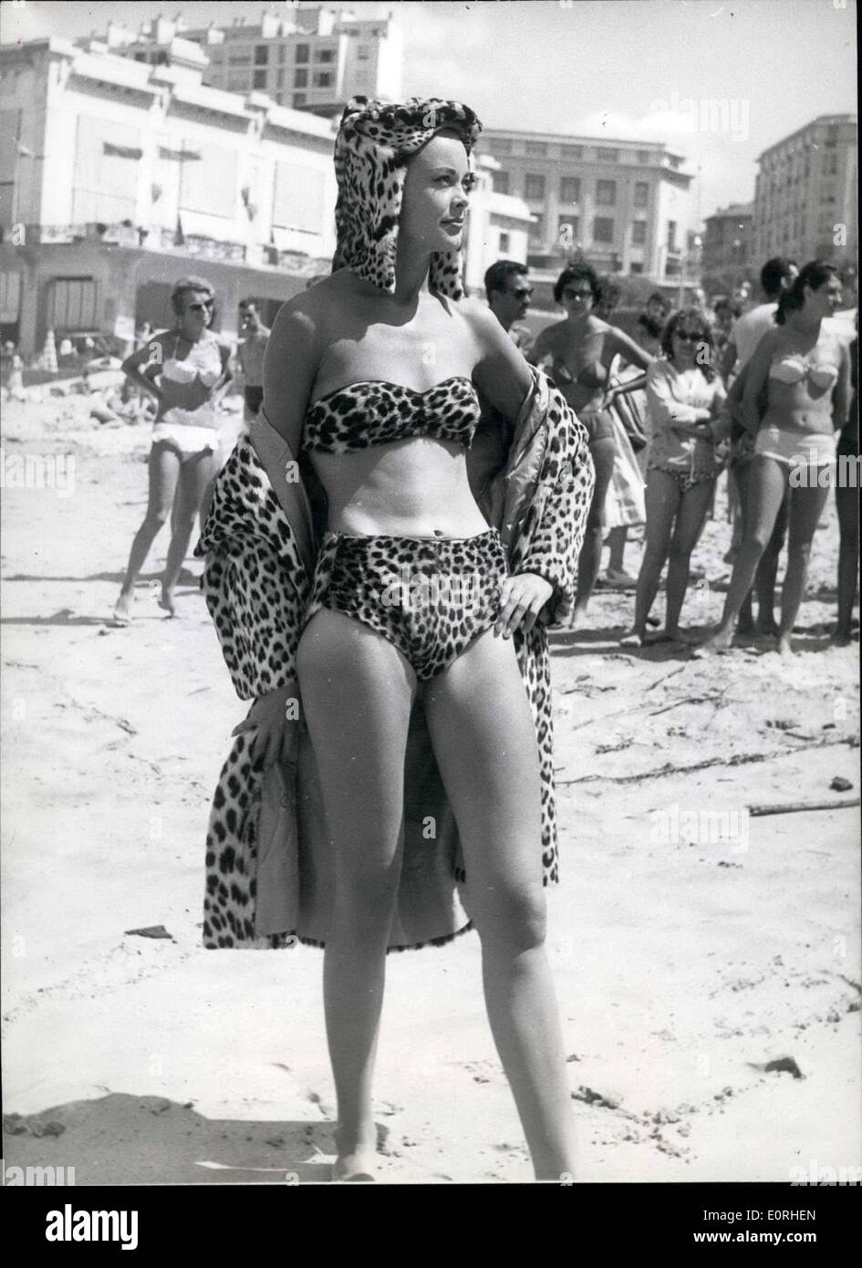 08 août 1959 - Londres, prendre part à des modèles &pound;250 000 British fashion show à Biarritz : Les membres de la société internationale se sont réunis à Bearritz cette fin de semaine, lorsque six grands modèles Londres affiché en mode fourrure &pound;250 000 défilé de gala. Le duc et la duchesse de Windsor, et de nombreuses personnalités célèbres y ont assisté. La photo montre la Nena Dubios, l'un des modèles, qui ont pris part à la fashion show, provoque une sensation quand elle est allée à la plage à Biarritz revêtu de ce manteau en peau de léopard bikini et chapeau pour le match. Banque D'Images