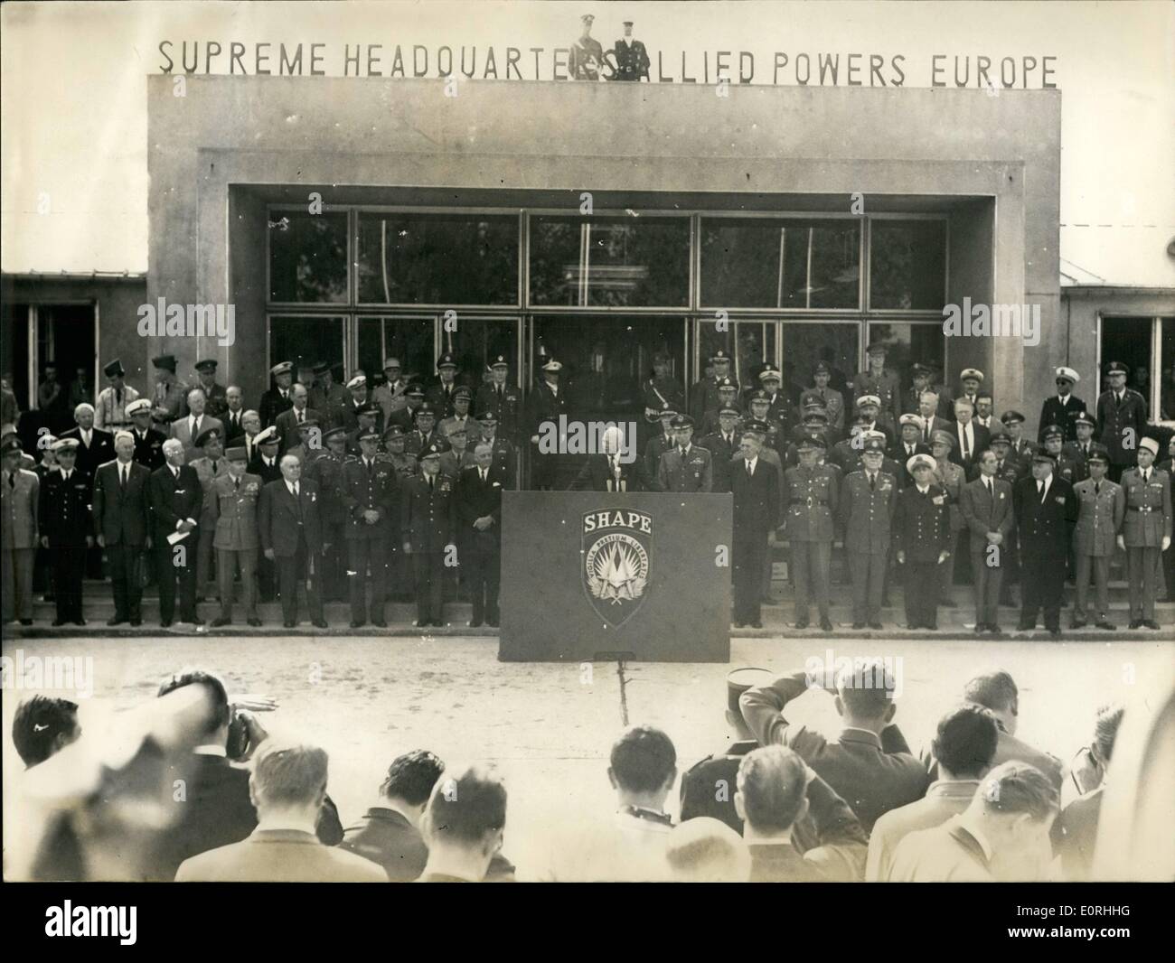 Septembre 09, 1959 - Visites IKE Forme : le président Eisenhower s'attaquer aux membres du bureau qu'il a rendu visite à façonner cet après-midi. À côté du président dans le stand général Norstad. Banque D'Images