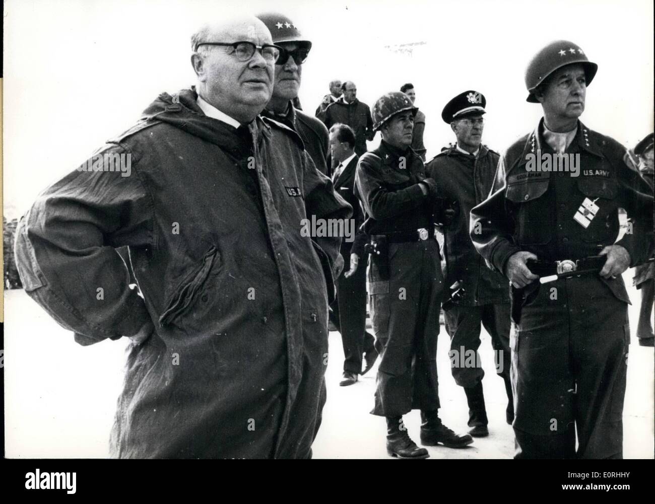 Septembre 09, 1959 - L'avocat de l'OTAN du Centre Groupe d'Armées pendant les opérations d'éluder les 21 et 22 Sept.1959 a été mis en évidence par une visite guidée de la Septième Armée US-Training Centre à Grafenwoehr/Allemagne (Grafenwoehr). Général Clyde D. Eddleman (Clyde D. Eddleman), commandant CENTAG, accompagné par le lieutenant-général (Francis W. Farell), 7e commandant de l'Armée de terre, de l'escorte des ambassadeurs. Le Conseil et les autres commandants de l'OTAN pouvait regarder les activités de l'armée américaine et les unités de la Bundeswehr Banque D'Images
