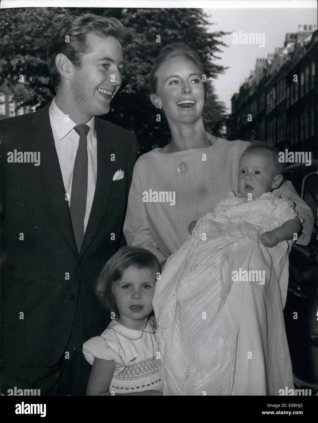 Septembre 09 1959 Noel Harrison S Daughter Baptise Noel Harrison 24 Ans Jeu De Guitare Fils De L Acteur Rex Harrison Et Sa Femme Sara A Pris Hier Ses Quatre Mois