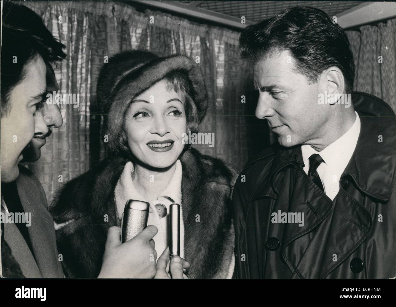 11 novembre 1959 - Marlene Dietrich arrive à Paris : Marlene Dietrich qui est de chanter  dans un théâtre de Paris sont arrivés à Orly ce matin. La photo montre la Marlene Dietrich accueilli par Jean-Pierre montant à son arrivée à l'aéroport ce matin seulement. Banque D'Images