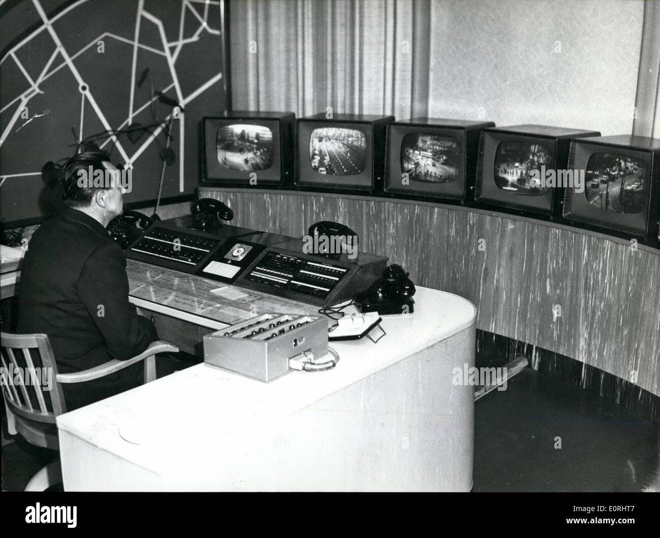 Septembre 09, 1959 - Le trafic de contrôle de la police de Francfort avec plat comme la circulation dans certaines parties de la ville de Francfort est en croissance rapide, la police mis en place six caméras de télévision qui envoient leurs images à un bureau central au siège de la police à partir de là, il est possible, après le trafic vu sur les écrans, pour modifier les phases des signaux lumineux tout comme la situation l'exige. Photo montre la télévision centrale-prix dans le quartier général de la police de Francfort. Banque D'Images