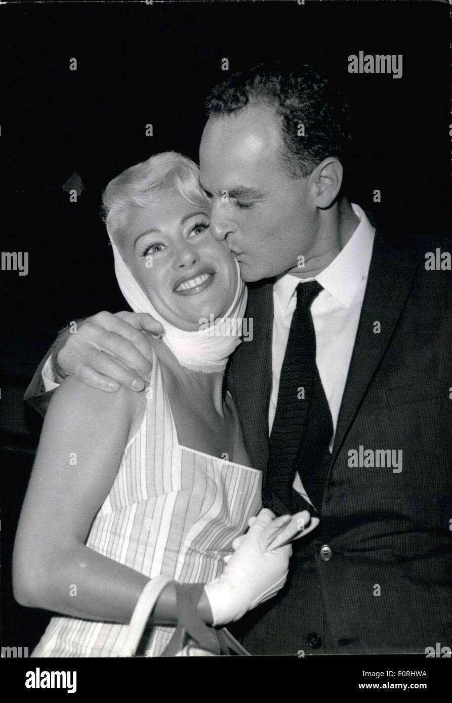 Septembre 10, 1959 - En venant de Rio, Martine Carol et son mari, le Dr André Rouveix, est arrivé à l'aéroport d'Orly la nuit dernière. Photo : Banque D'Images