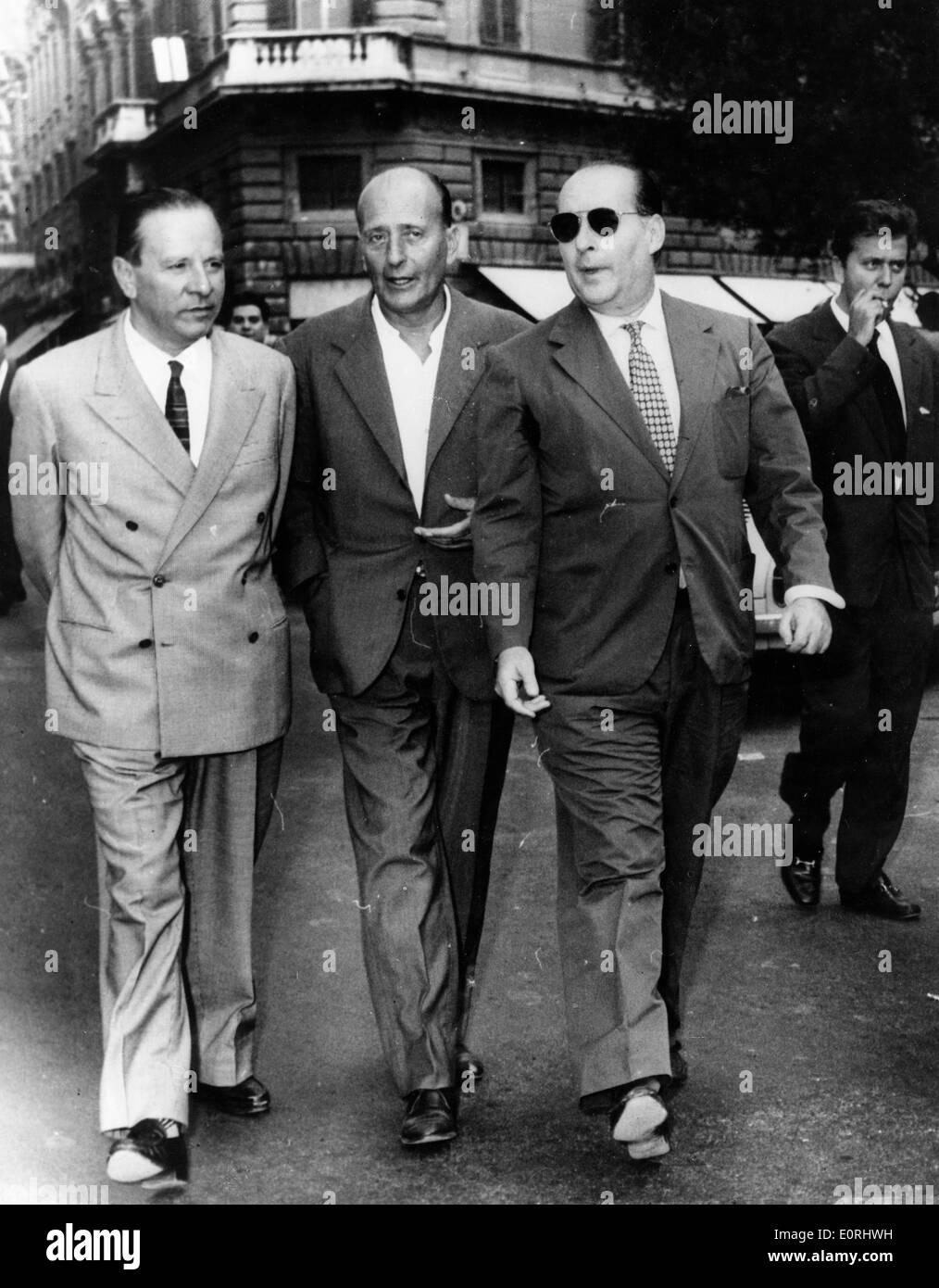 Roberto Rossellini Directeur de la rue de marche avec des collègues Banque D'Images