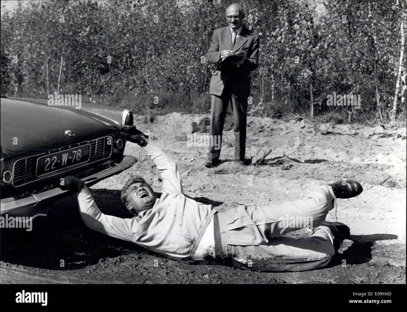 Septembre 18, 1959 - Un accident de voiture ? Non, Jean Marais démontrant le  pli de son pantalon ? Jean Marais, le célèbre acteur de l'écran français,  démontre d'une manière originale le