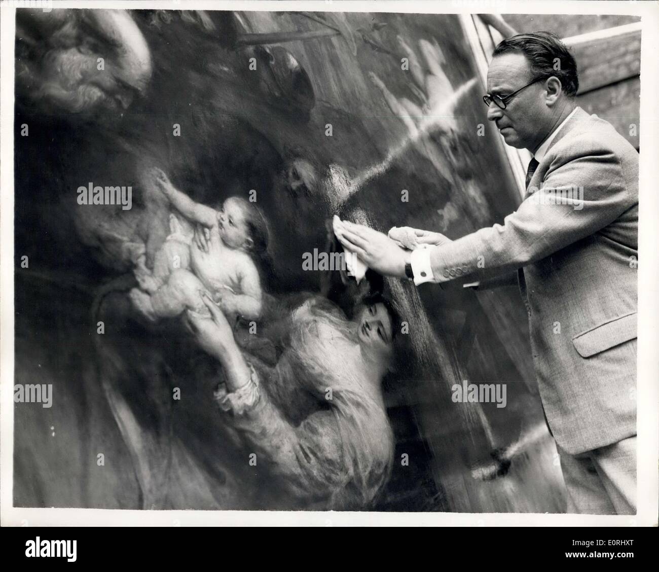 Septembre 21, 1959 - 75 000 chef-d'prend un coup de Ruben's ''Adoration des Mages'' : M. Leonard Koetser le Mayfair un marchand d'art qui a fait le monde slotter soumission de 75 000 $ pour Ruben ''Adoration des Mages'' chez Sotheby's, en juillet dernier - a commencé à travailler sur le nettoyage de la peinture. Le travail est réalisé dans l'entrée d'une ruelle de dépôt par M. Koetser Felham et son adjoint M. Reeve. Photo montre M. Koetser au travail sur le nettoyage de la grande peinture à Fulham ce matin. Banque D'Images