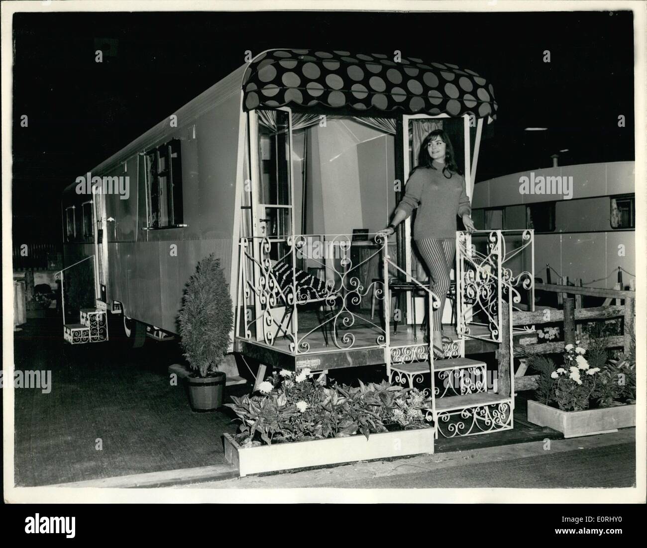 Septembre 22, 1959 - 22-9-59 Caravane International Exhibition de Londres. Un essai a eu lieu ce matin à la 1ère exposition Caravane internationale qui s'ouvre demain à Earls Court. Photo Keystone montre : le Pacifique un six à quai, baignoire et chauffage central au prix caravane &pound;699, 10, 0d. Mlle Sally Taylor est vu sur son patio fin qui se replie en transit. Banque D'Images