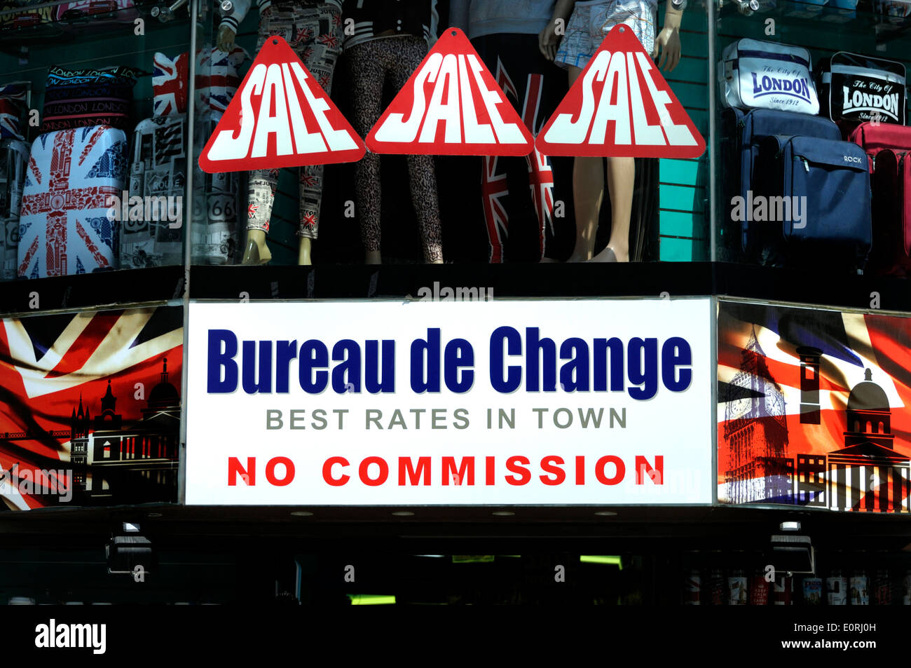 Londres, Angleterre, Royaume-Uni. Bureau de change et une boutique de souvenirs à Leicester Square Banque D'Images