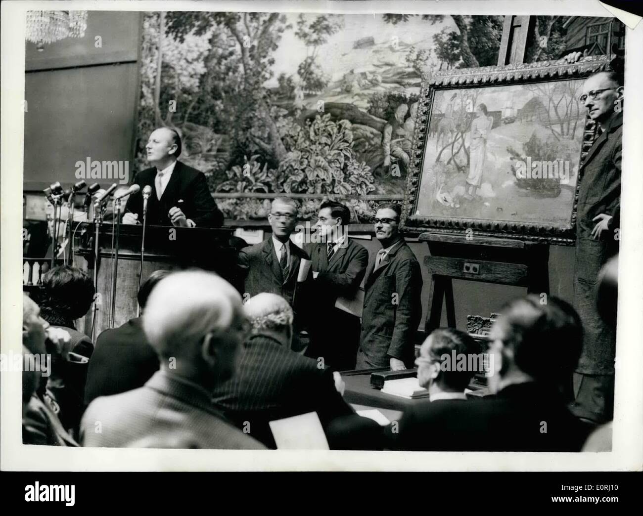 11 novembre 1959 - Paul Gauguin peinture vendue pour £130 000 - chez Sotheby'S.. Les œuvres d'art - administré par George Goodyear de Buffalo, New York - ont été vendues aux enchères chez Sotheby's ce matin.. un Paul Gauguin - intitulé ''Te Tiai Na Ve I Te Rata'' signée et datée '99 et inscrits - a été vendue pour 130 000 £.. Photo Keystone montre :- Le commissaire-priseur M. P. Wilson au cours de la dale de la peinture ce matin. Banque D'Images 11 novembre 1959 - Paul Gauguin peinture vendue pour £130 000 - chez Sotheby'S.. Les œuvres d'art - administré par George Goodyear de Buffalo, New York - ont été vendues aux enchères chez Sotheby's ce matin.. un Paul Gauguin - intitulé ''Te Tiai Na Ve I Te Rata'' signée et datée '99 et inscrits - a été vendue pour 130 000 £.. Photo Keystone montre :- Le commissaire-priseur M. P. Wilson au cours de la dale de la peinture ce matin. Banque D'Images