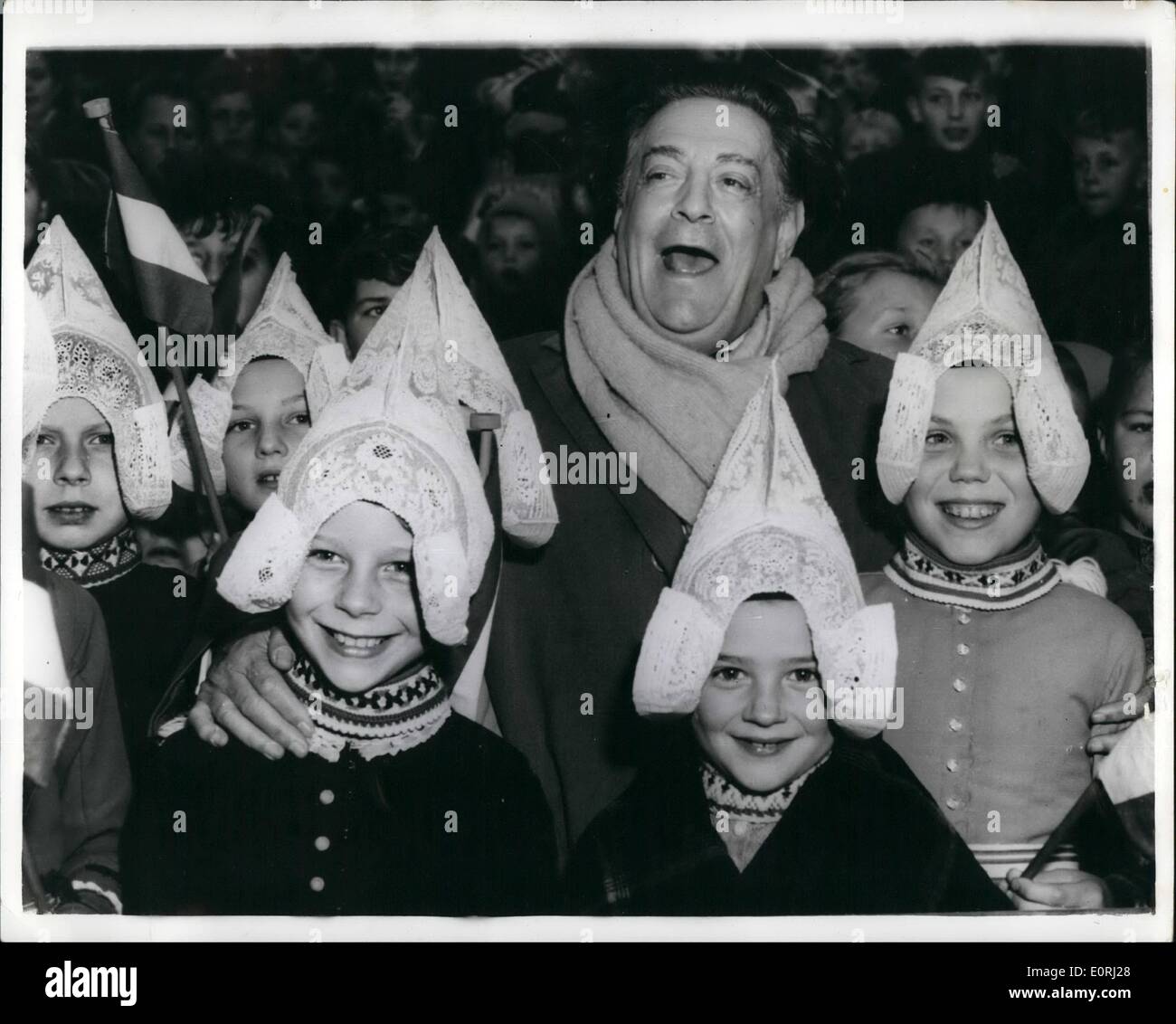 Novembre 11, 1959 - La célèbre chanteuse d'opéra italien répond aux petites filles de Volendam - Holland Tito Schipa .. Tito Schipa le chanteur d'opéra italien bien connu - se réunit certains des jeunes de charme de Volendam - lors de sa récente tournée de signature des Pays-Bas. Banque D'Images