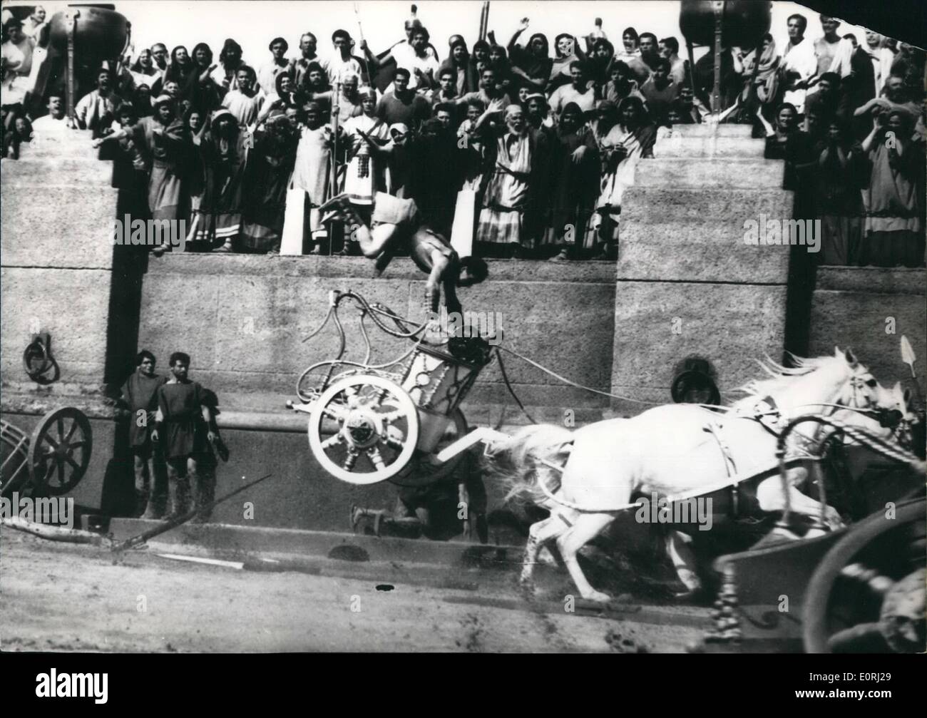 11 novembre 1959 - Nouvelle version de ''Ben Hur'' illustré dans la première mondiale à New York : une nouvelle version de ''Ben Hur'', un film qui a été en préparation pendant dix ans et a coûté plus de 5 000,000 est maintenant indiqué dans world premeire en Amérique. Charlton Heston est Ben Hur (le rôle a été tenu par Roman Navarro en 1928). Photo montre un incident dramatique de la course de chars romains montrant Ben Hur (Charlton Heston) dans un moment dangereux. Banque D'Images