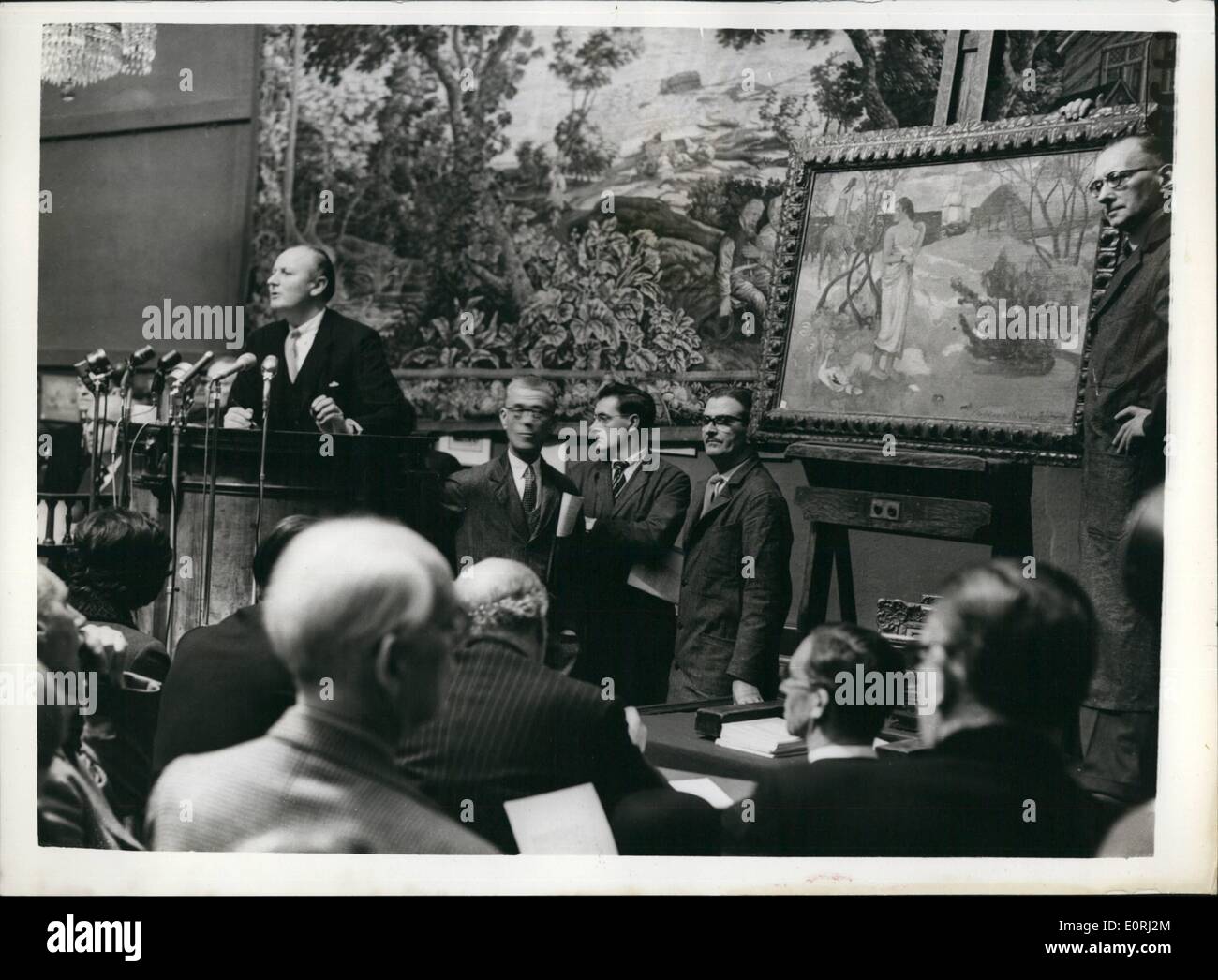 11 novembre 1959 - Paul Gauguin peinture vendue pour 130 000 - à Sotheby's : Œuvres d'art - administré par George Goodyear de Buffalo, New York - ont été vendues aux enchères chez Sotheby's ce matin. Paul Gauguin - intitulé ''Te Tiai Na Ve I Te Rata'' de et inscrits et datée '99 - a été vendu pour 130 000. La photo montre le commissaire-priseur M. P. Wilson lors de la vente de la peinture ce matin. Banque D'Images 11 novembre 1959 - Paul Gauguin peinture vendue pour 130 000 - à Sotheby's : Œuvres d'art - administré par George Goodyear de Buffalo, New York - ont été vendues aux enchères chez Sotheby's ce matin. Paul Gauguin - intitulé ''Te Tiai Na Ve I Te Rata'' de et inscrits et datée '99 - a été vendu pour 130 000. La photo montre le commissaire-priseur M. P. Wilson lors de la vente de la peinture ce matin. Banque D'Images