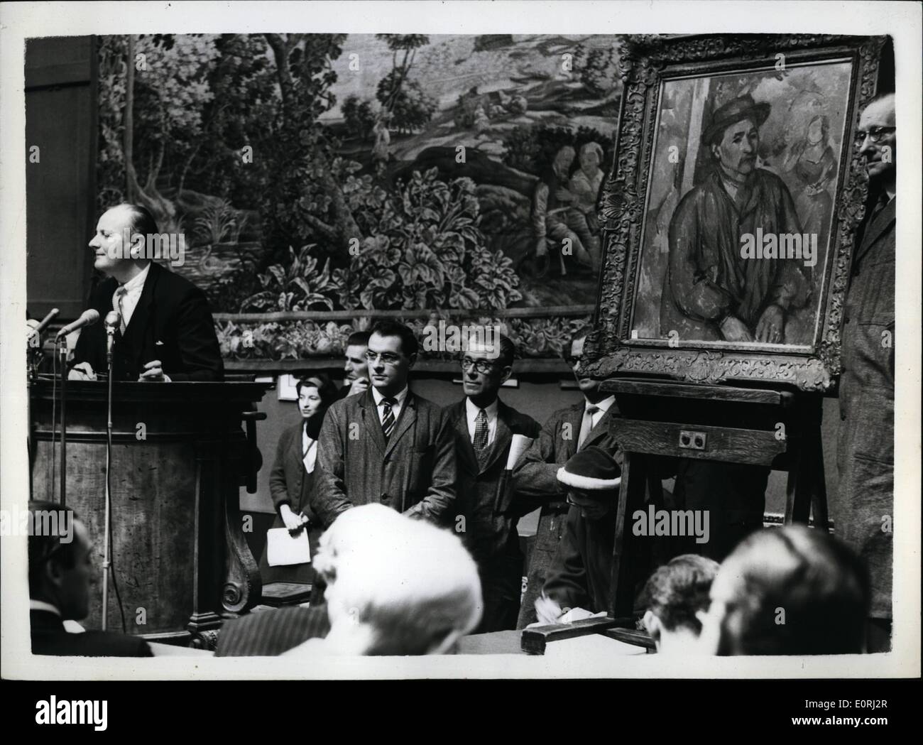 11 novembre 1959 - Paul Cezanne peinture Fetches 145,000.. Vente aux enchères d'œuvres d'art à Sotheby's... Un certain nombre de peintures impressionnistes ont été vendues aujourd'hui aux enchères à Sotheby's - chef d'eux étant un tableau de Paul Cezanne intitulé ''Paysan en Chemisier Bleue'' - la propriété de Mme T.G> Kenefick, de Buffalo, New York. Cette peinture avait été donnée à Mme Kenefick par son père, un industriel américain de 82 ans et collectionneur d'art, M. A. Conger Goodyear. Aujourd'hui aussi vendu à la vente aux enchères ''te Tiai Na VE te Rata'' - un tableau de Paul Gauguin - propriété de M. George Goodyear (frère de Mme Banque D'Images 11 novembre 1959 - Paul Cezanne peinture Fetches 145,000.. Vente aux enchères d'œuvres d'art à Sotheby's... Un certain nombre de peintures impressionnistes ont été vendues aujourd'hui aux enchères à Sotheby's - chef d'eux étant un tableau de Paul Cezanne intitulé ''Paysan en Chemisier Bleue'' - la propriété de Mme T.G> Kenefick, de Buffalo, New York. Cette peinture avait été donnée à Mme Kenefick par son père, un industriel américain de 82 ans et collectionneur d'art, M. A. Conger Goodyear. Aujourd'hui aussi vendu à la vente aux enchères ''te Tiai Na VE te Rata'' - un tableau de Paul Gauguin - propriété de M. George Goodyear (frère de Mme Banque D'Images