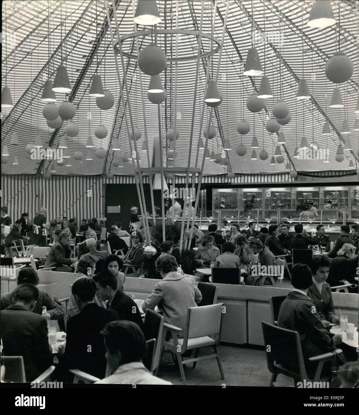 01 octobre, 1959 - Photo : Ce joli restaurant sous tente, est appelé ''Moon Restaurant.'' elle a été construite à l'étage du Musée de l'histoire de l'Allemagne et les hôtes de l'exposition peut se rafraîchir. Les événements quotidiens sont prévus ici. Banque D'Images