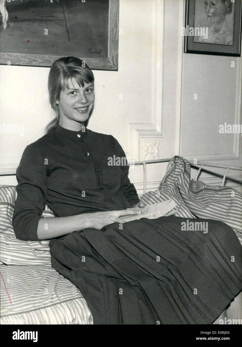 08 octobre 1959 - Florence Petry-Amiel qui a battu le record Français High-Jump avec 1,68 m (5'6''), n'est même pas 17 ans et s'élève à 1,81m (5'11'') ! Beaucoup d'espoirs ont été placés sur cette jeune femme à gagner au Jeux Olympiques de 1960 à Rome. Banque D'Images