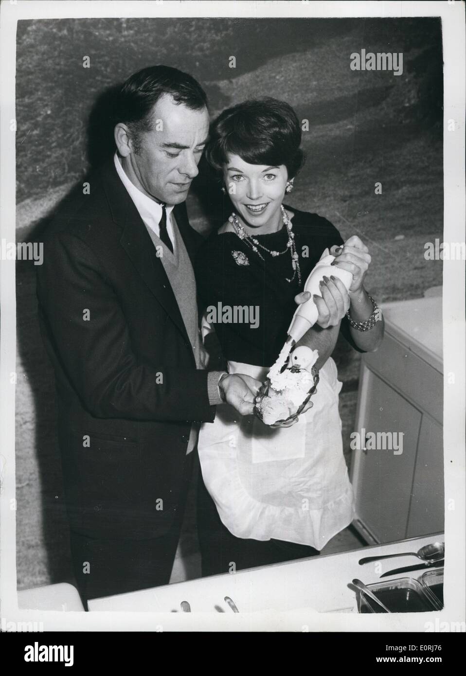 10 octobre 1959 - Produits laitiers Show ouvre à Olympie. Les Stars Faire une suis glace sundae. La photo montre l'actrice britannique Dawn Addams aide un Banque D'Images