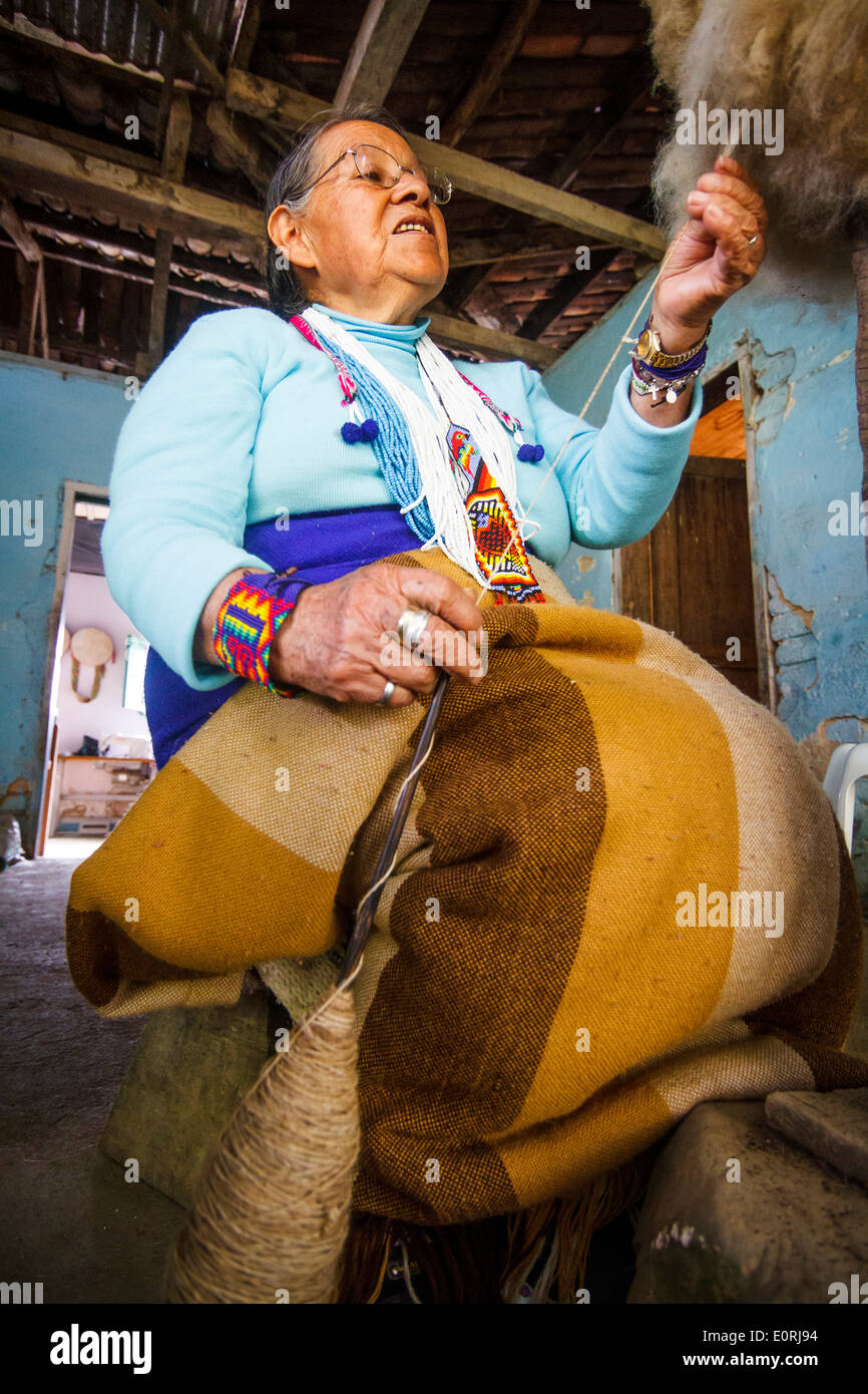 Mama Pastora, artisane senior Kamentsa indigènes, filage de la laine vierge. L'origine ethnique, Kamentsa Sibundoy, Colombie. Banque D'Images
