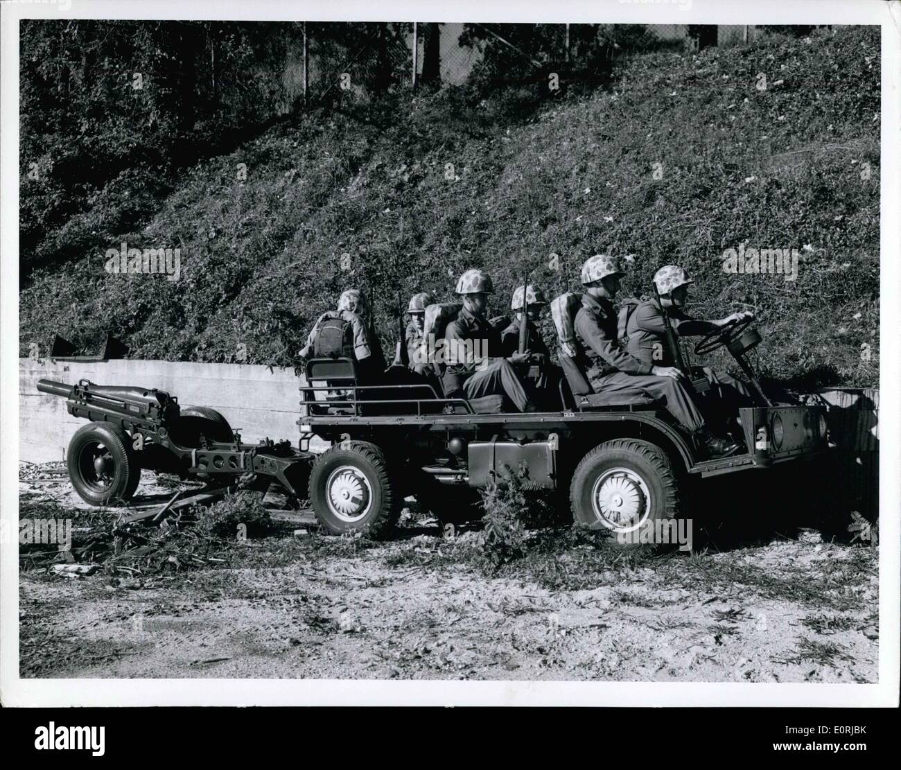11 novembre 1959 - La force de débarquement du Marine Corps, centre de développement de Quantico, Virginie, est l'essai et l'évaluation d'un nouveau personnel de 3/4 tonne fret aérien connu sous le nom de ''Mule Convertible''. Construit par Willys motors de Toledo, Ohio, le véhicule est construit entièrement en aluminium à l'exception de son châssis principal. Il peut transporter et un ou deux livres de 3000 charge l'équipement sur un terrain accidenté. ''La Mule Convertible'' est équipée de six sièges, y compris le conducteur. Il est également conçu pour être transporté par avion dans les zones de combat par le marine corps type actuel d'hélicoptères. Banque D'Images