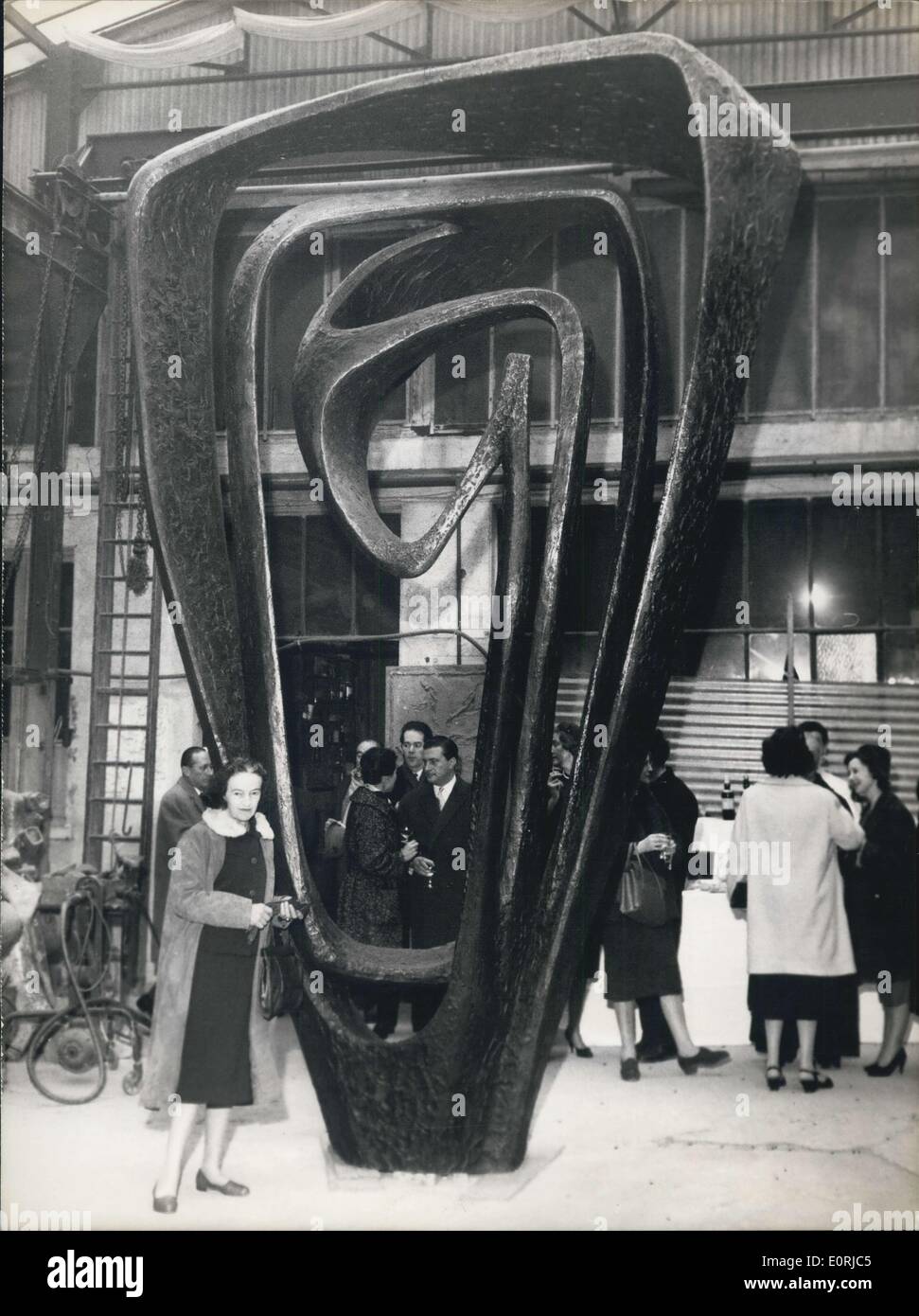 12 novembre 1959 - Barbara Hepworth présente son dernier travail ''Meridian'' : Barbara Hepworth, le ~e femme sculpteur britannique bien connu qui a remporté un grand prix au Salon International de Sao Paolo, a présenté son dernier ouvrage ''Meridian'' seulement compledted à M. Susses' fonderie à Arcueil, près de Paris. La Sculpture Meridian a été commandé dans le cadre de conception architecturale de Londres comme l'une des grandes évolutions de bureau. Pèse 4 tonnes et est le plus grand jamais conçu par Mlle Hepworth. Photo montre Mlle Hepworth avant sa sculpture. Banque D'Images