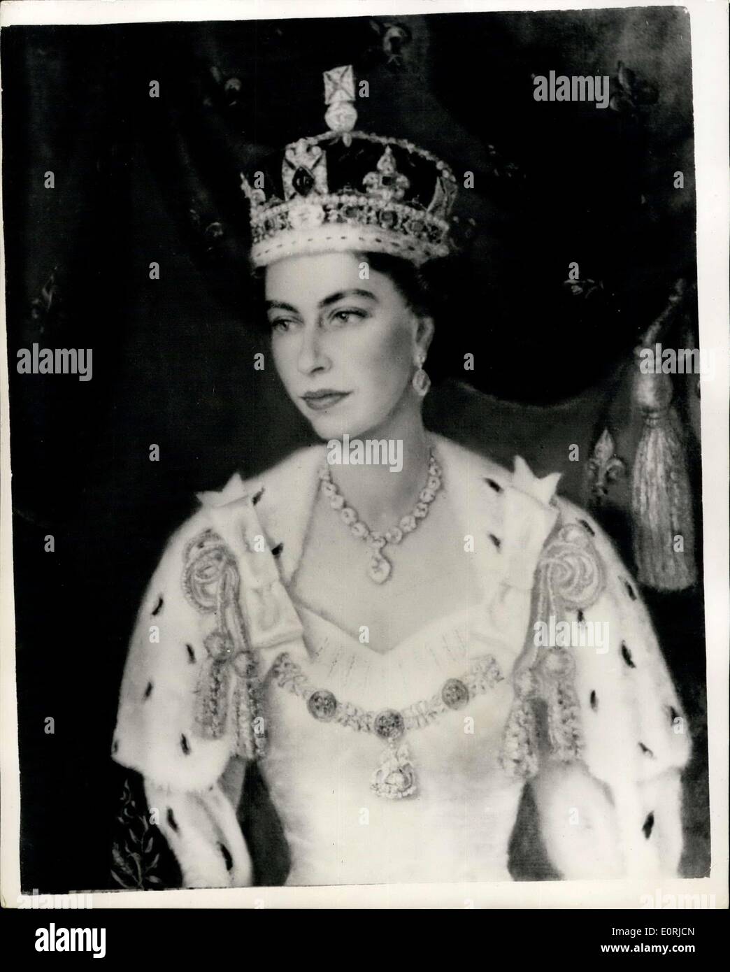 17 novembre 1959 - Nouveau portrait de Sa Majesté la Reine - par l'Irlande du Nord. L'artiste : un portrait de Sa Majesté la Reine a été peint par Mlle Lydia de Burgh artiste - l'Irlande du Nord et a été achetée par le gouvernement de l'Irlande du Nord et se bloque dans les édifices du parlement de Stormont - le premier portrait d'un monarque régnant à faire. La photo est encore à être encadrée et il faudra un certain temps avant qu'il est installé Banque D'Images