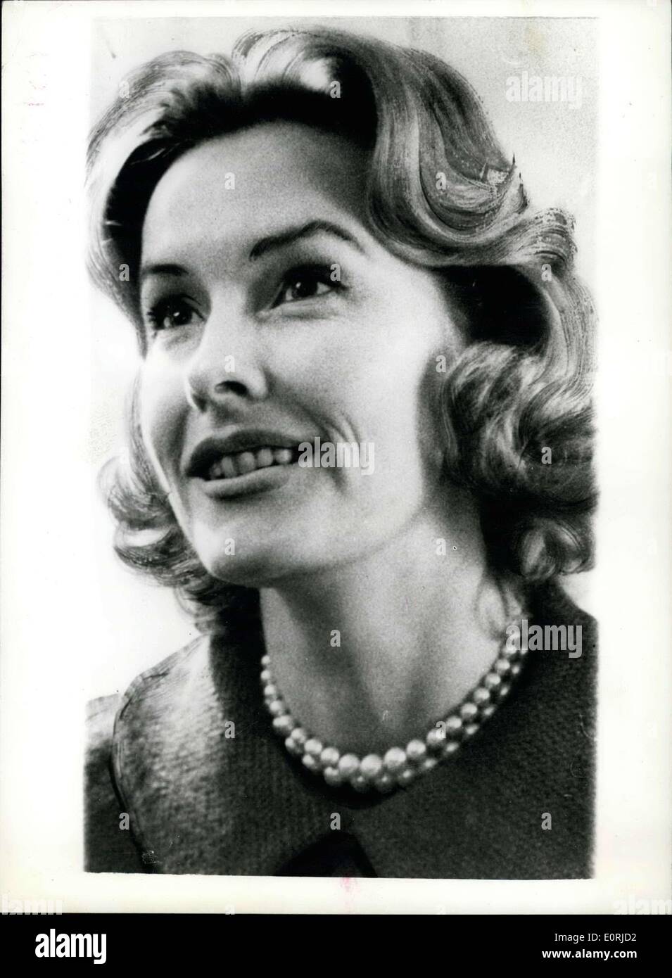 19 novembre 1959 - 19-11-59 c'est la star de cinéma les plus riches du monde. Photo montre : La star de cinéma les plus riches du monde, Dina Merrill, photographiée à Londres hier en passant par sur son chemin à l'Australie de faire son sixième film. L'Apéritif . Fille d'un millionnaire mère, Mme Merriweather Post, de la renommée de céréales, d'un père millionnaire, Edward Hutton, courtier de Wall Street, et marié à un millionnaire mari, M. Stanley Rumbough Jr. qui fait des tubes de dentifrice, Dina doit être la fille la plus riche jamais à passer un test d'écran. Banque D'Images