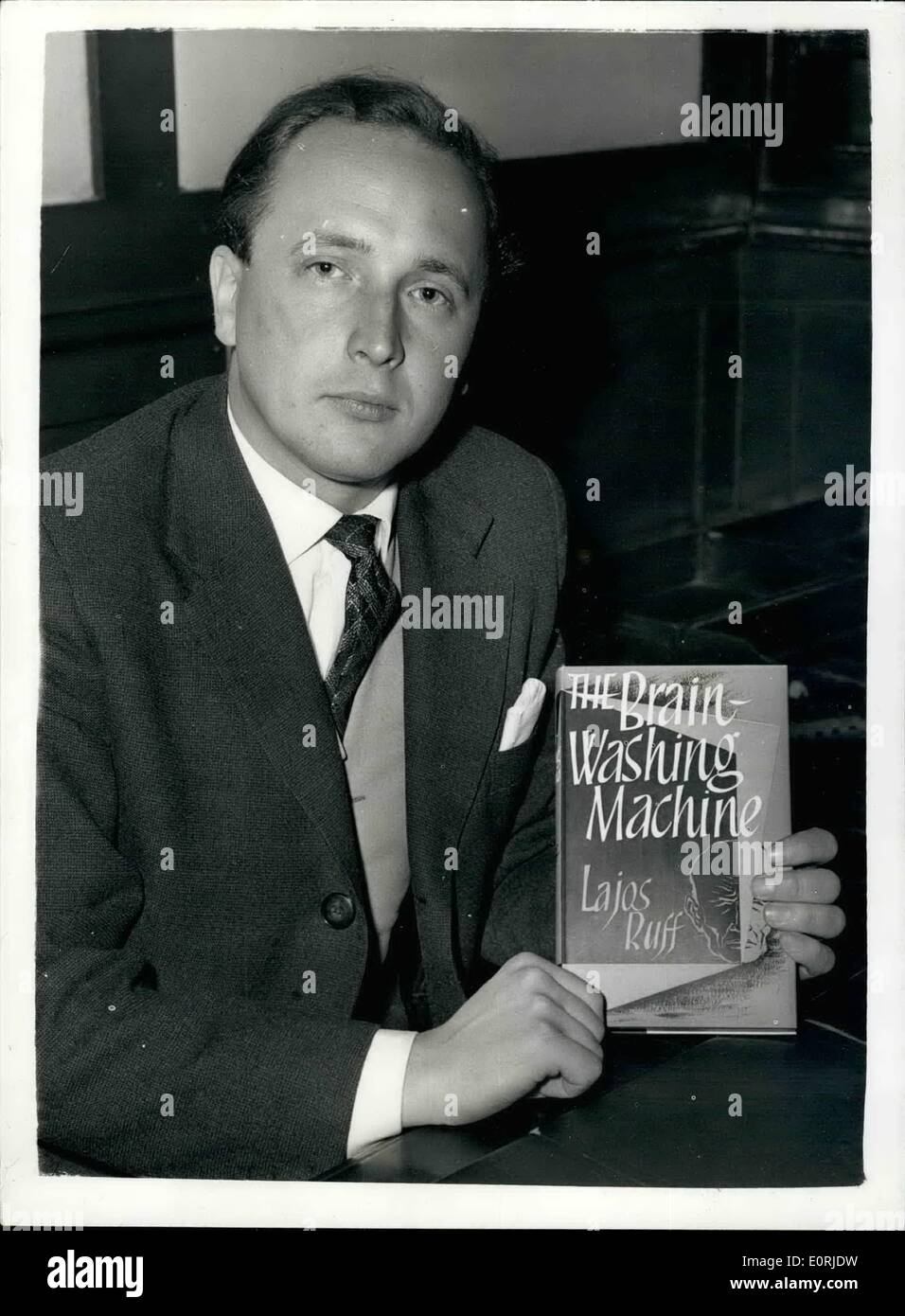 10 octobre 1959 - auteur qui s'est échappé de Hongrie - TIENT CONFÉRENCE DE PRESSE LE NOUVEAU LIVRE ''LE CERVEAU Lave-linge'', le jeune hongrois Lajos RUFF auteur de la sensationnelle .bientôt le cerveau Lave-linge'' - a tenu une conférence de presse à Londres aujourd'hui. C'est une histoire de lavage de cerveau communiste le processus par lequel la volonté de la victime est décomposé,. L'auteur est l'un des très rares à subir ce traitement - et à la survie - sain d'esprit.. PHOTO : KEYSTONE MONTRE- LAJOS RUFF avec le livre au cours de la conférence de presse d'aujourd'hui. Banque D'Images